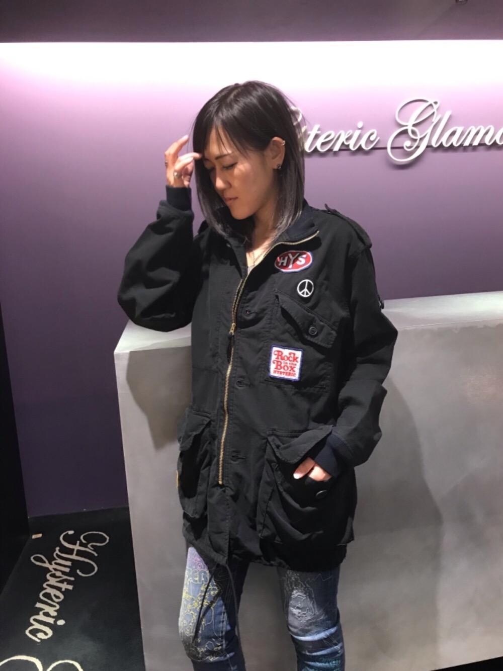 「デニム、スリム、刺繍、Hysteric Glamour、春コーデ、ヒステリックグラマー、ミリタリーコーデ」｜「HYSTERIC GLAMOURのHYSTERIC FEVER刺繍 スリムデニムパンツ（デニムパンツ、ブルー系）」を使った、Yukaさん（レディース・155cm）の春コーディネートの1枚目の写真