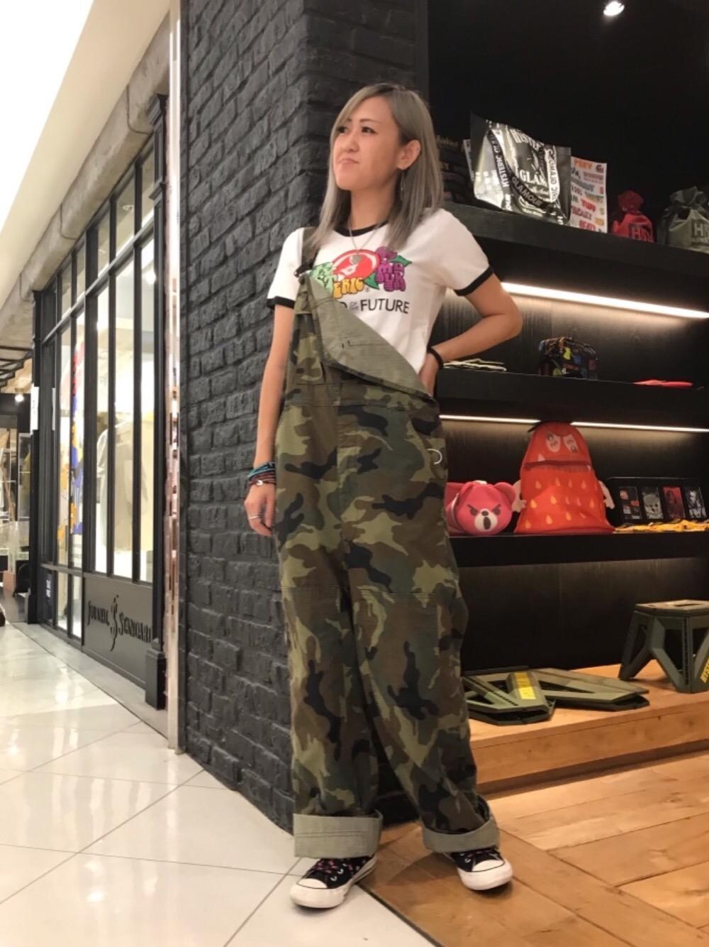「夏、Tシャツ、オーバーオール、迷彩、Hysteric Glamour、ヒステリックグラマー、ミリタリーコーデ、アメカジコーデ」｜「HYSTERIC GLAMOURのWOMAN ON SKULL PICKネックレス（ネックレス、シルバー系）」を使った、Yukaさん（レディース・155cm）の夏コーディネートの1枚目の写真