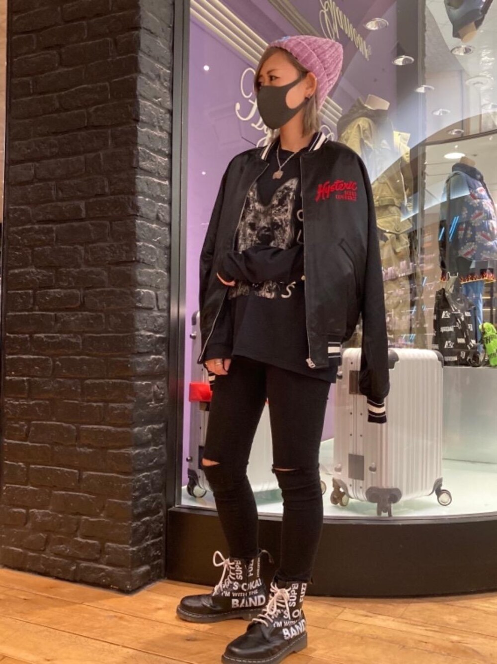 「ブルゾン、ブラック、スキニー、ロンT、コラボレーション、Hysteric Glamour、ヒステリックグラマー、HYSTERICS、ロックコーデ、THE GHOST WOLVES」｜「HYSTERIC GLAMOURのSU加工ISKOツイル スキニーパンツ（その他パンツ、ブラック系）」を使った、Yukaさん（レディース・155cm）の秋コーディネートの1枚目の写真
