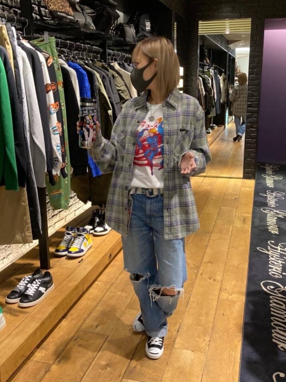 「デニム、長袖シャツ、Hysteric Glamour、ヒステリックグラマー、秋コーデ、カート・コバーン、グランジコーデ、ソニック・ユース」｜「HYSTERIC GLAMOURのWOMAN ON SKULL PICKネックレス（ネックレス、シルバー系）」を使った、Yukaさん（レディース・155cm）の秋コーディネートの1枚目の写真