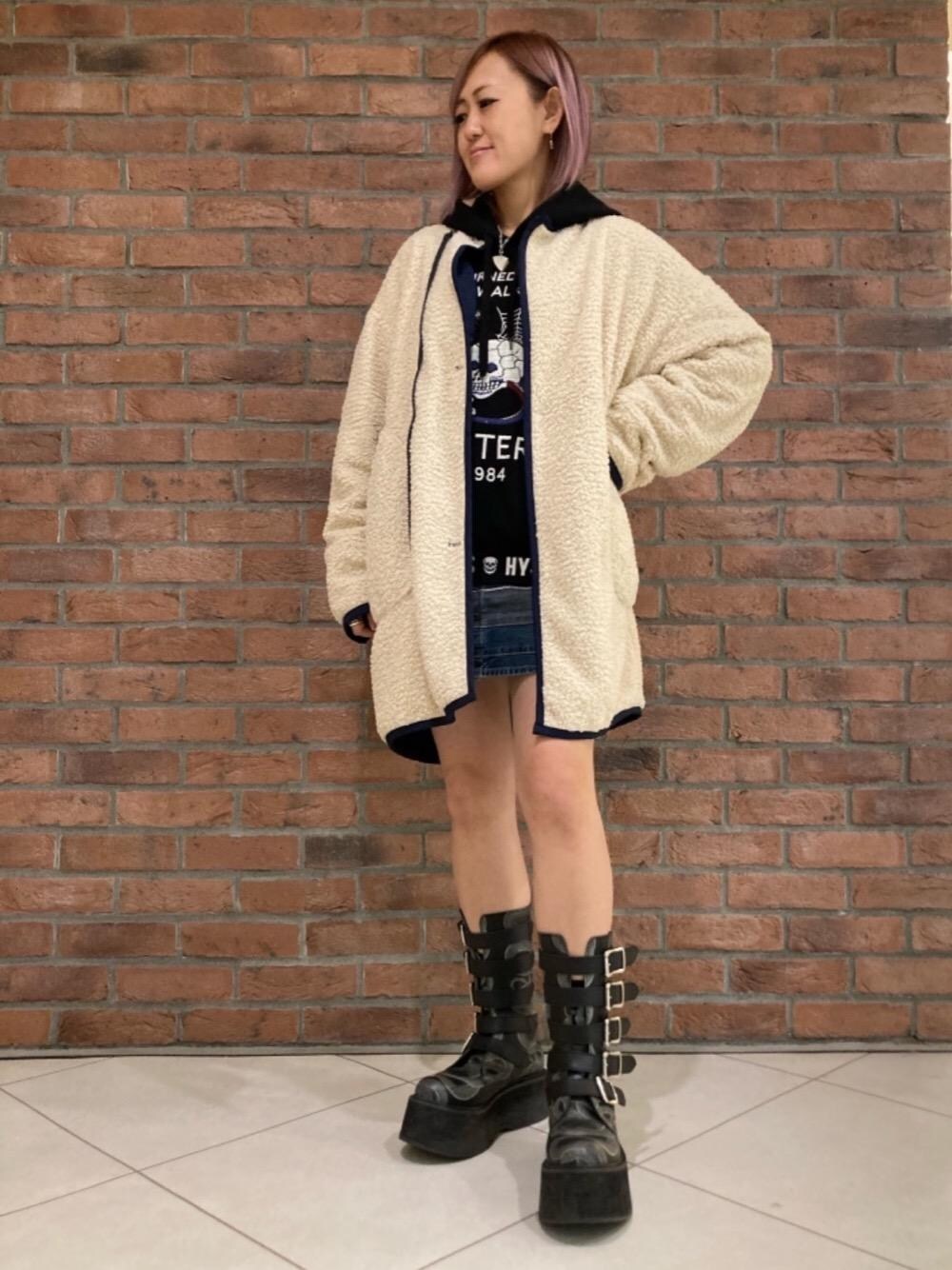 「スカート、パーカー、ボア、刺繍、冬コーデ、リバーシブル、ヒステリックグラマー、スネーク、hysteric glamour、ぶーつ」｜「HYSTERIC GLAMOURのスクラッチAラインデニムミニスカート（デニムスカート、ブルー系）」を使った、Yukaさん（レディース・155cm）の冬コーディネートの1枚目の写真