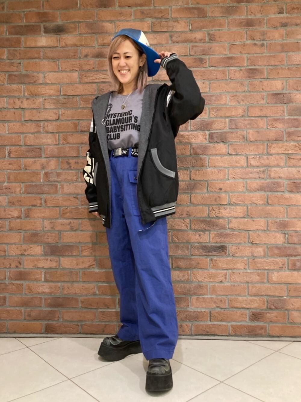 「ブルゾン、リバーシブル、ベルト、メッシュキャップ、ライトアウター、ヒステリックグラマー、ロンt、hysteric glamour、らふこーで、ワイドぱんつ」｜「HYSTERIC GLAMOURのLOGO テープベルト（ベルト、ブラック系）」を使った、Yukaさん（レディース・155cm）の冬コーディネートの1枚目の写真