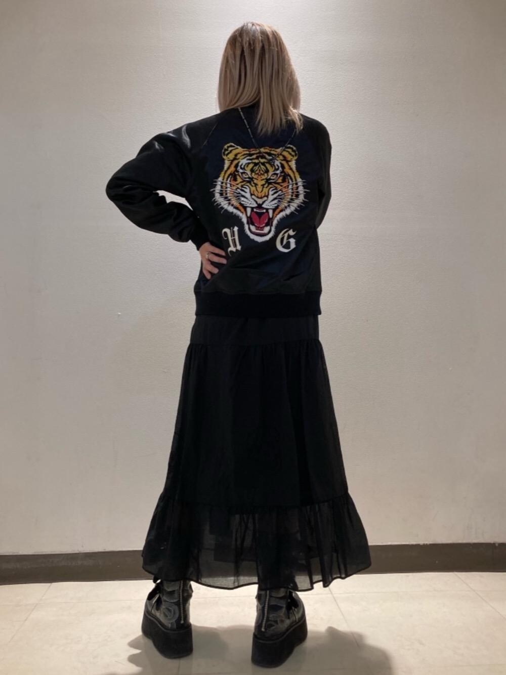 「スカジャン、スカート、ブラック、刺繍、ヒステリックグラマー、ロックコーデ、春こーで、ロンt、hysteric glamour」｜「HYSTERIC GLAMOURのRAINBOW PANDA マスク（マスク、グレー系）」を使った、Yukaさん（レディース・155cm）の春コーディネートの1枚目の写真