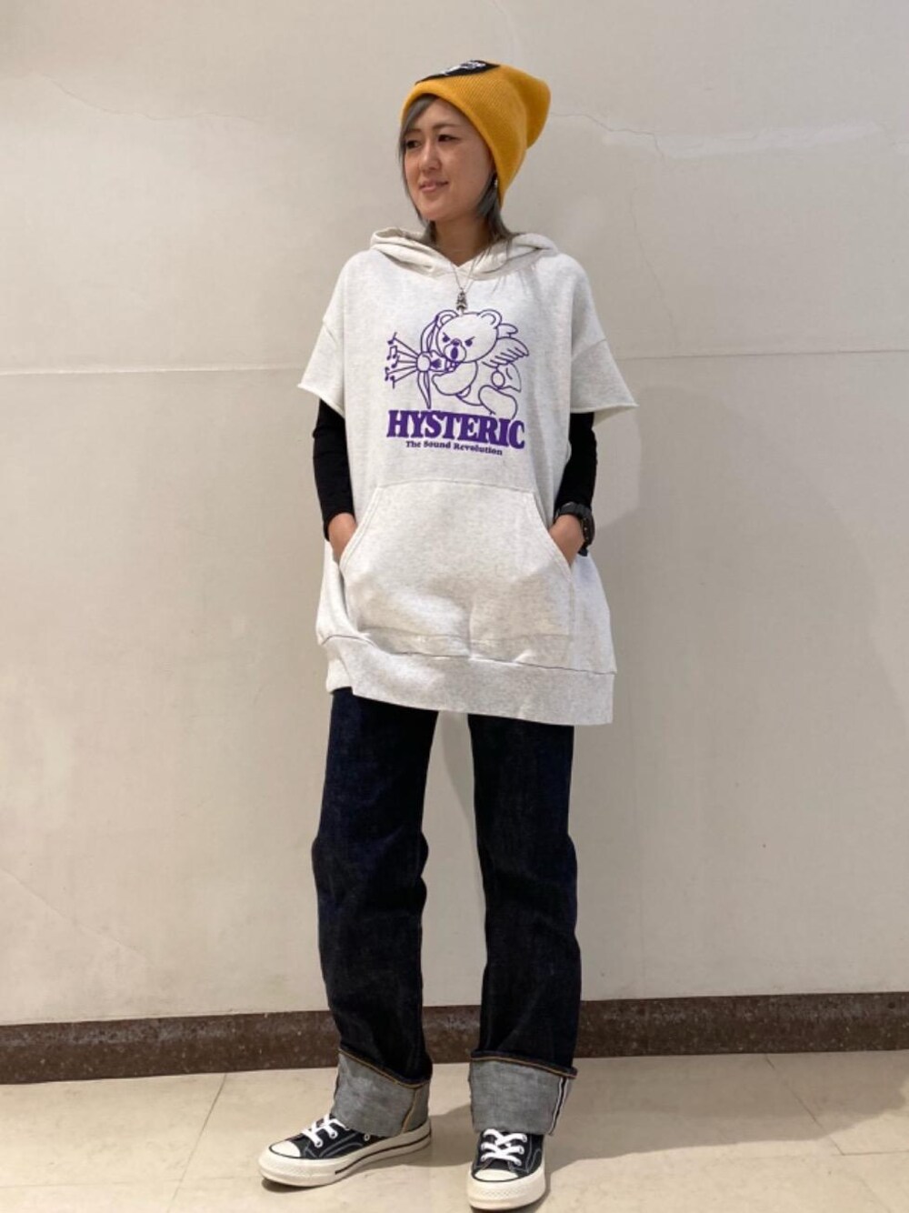 「カジュアル、ヒステリックグラマー、thee hysteric xxx、でにむ、クマ、春こーで、ロンt、べすと、hysteric glamour、らふこーで」｜「HYSTERIC GLAMOURのサイドジップ ハイカットスニーカー（スニーカー、ブラック系）」を使った、Yukaさん（レディース・155cm）の冬コーディネートの1枚目の写真