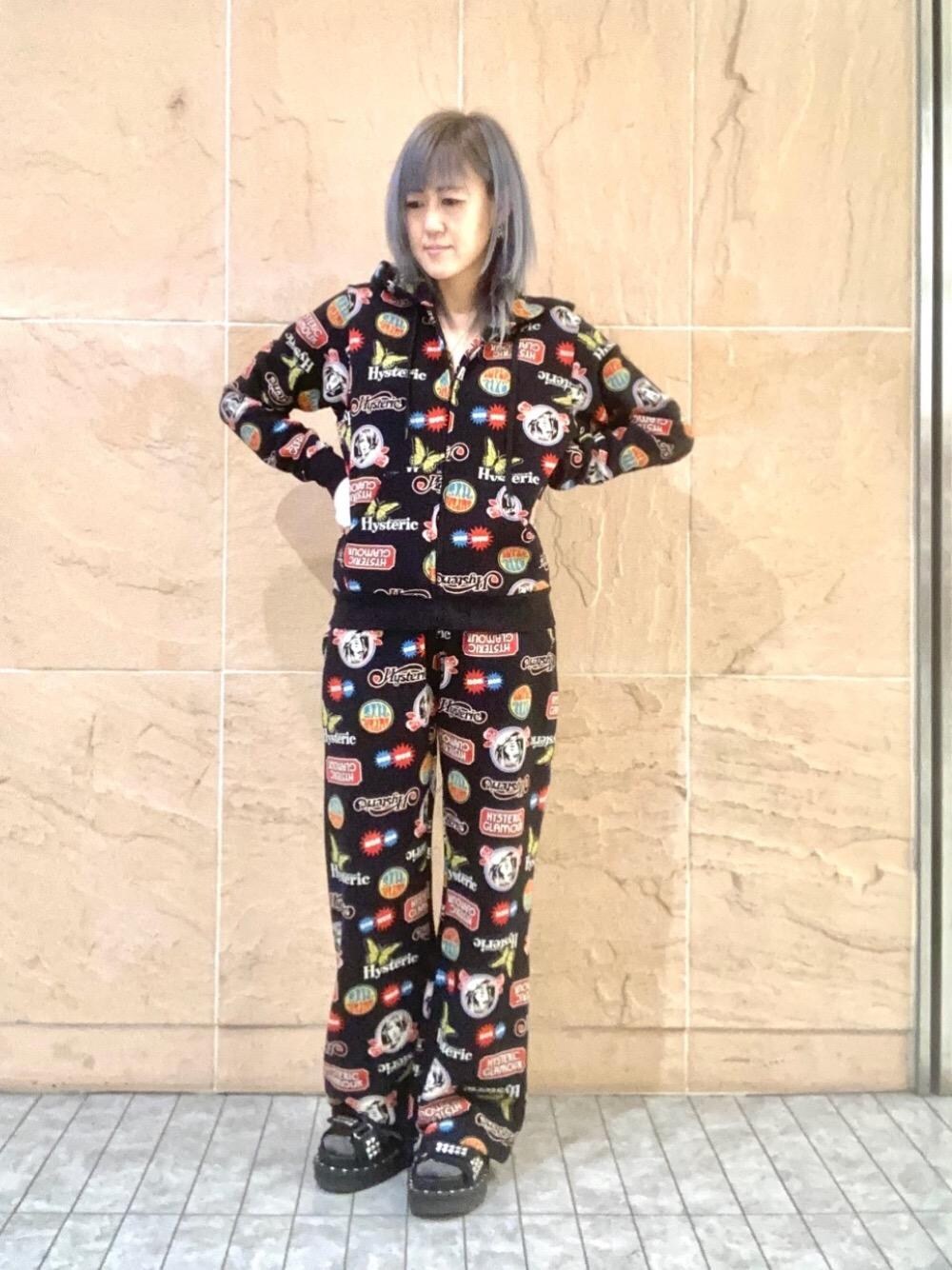 「セットアップ、ブラック、パーカー、総柄、ヒステリックグラマー、春こーで、hysteric glamour、らふこーで、🦊スウェット」｜「HYSTERIC GLAMOURのCHERRY SERVICE柄 スウェットパンツ（スウェットパンツ、ブラック系）」を使った、Yukaさん（レディース・155cm）の春コーディネートの1枚目の写真