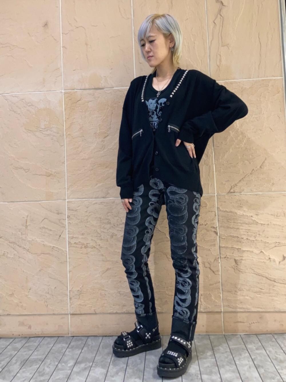 「カーディガン、ブラック、スタッズ、ロック、スキニー、総柄、タンクトップ、ヒステリックグラマー、hysteric glamour」｜「HYSTERIC GLAMOURのスタッズ カーディガン（カーディガン/ボレロ、ブラック系）」を使った、Yukaさん（レディース・155cm）の夏コーディネートの1枚目の写真