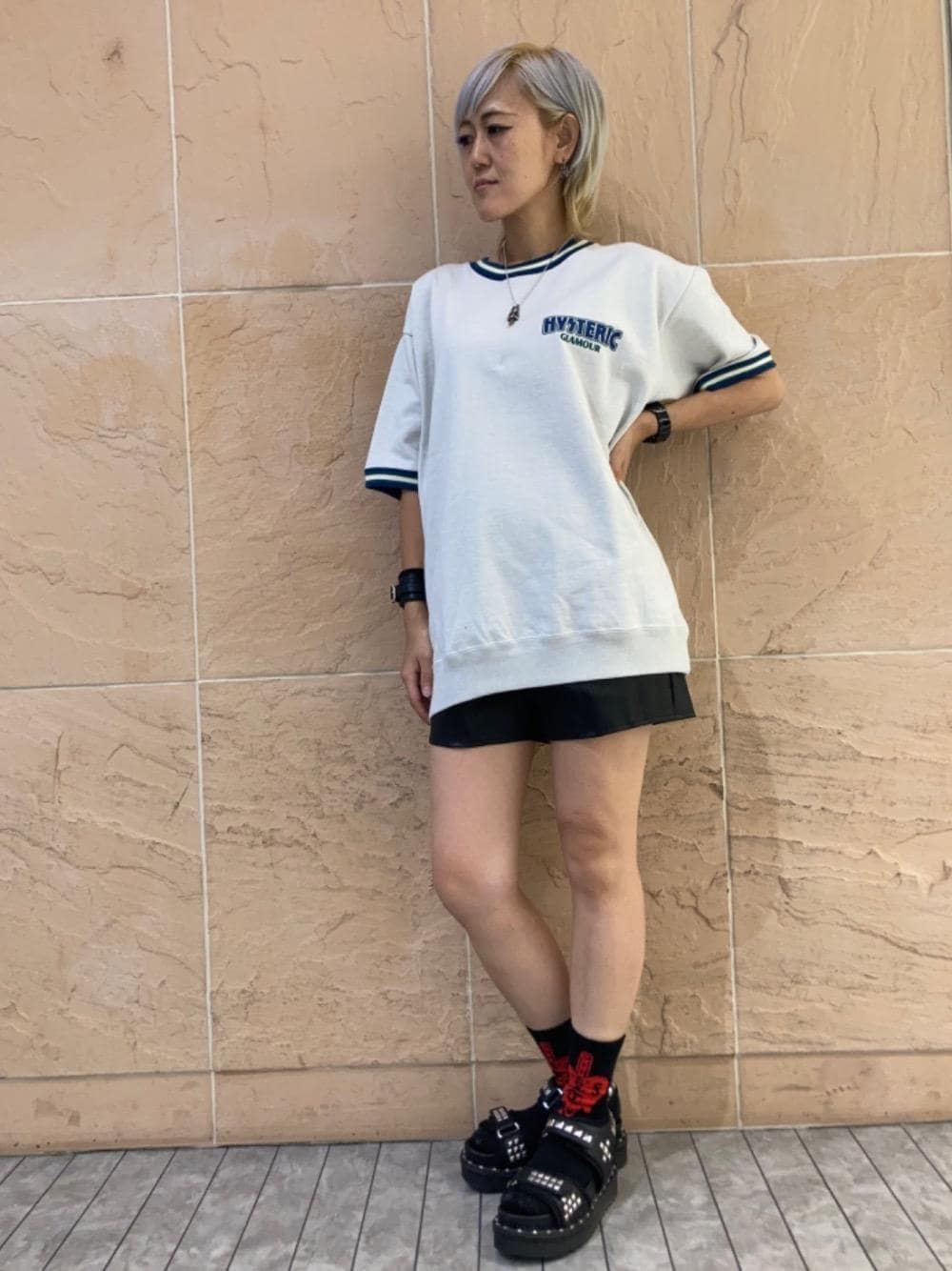 「ヒステリックグラマー、半袖、ホットパンツ、ぐれー、hysteric glamour、夏コーデ、らふこーで、あめかじ、🦊スウェット」｜「HYSTERIC GLAMOURのセンターシーム ハイライズホットパンツ（その他パンツ、ブラック系）」を使った、Yukaさん（レディース・155cm）の夏コーディネートの1枚目の写真