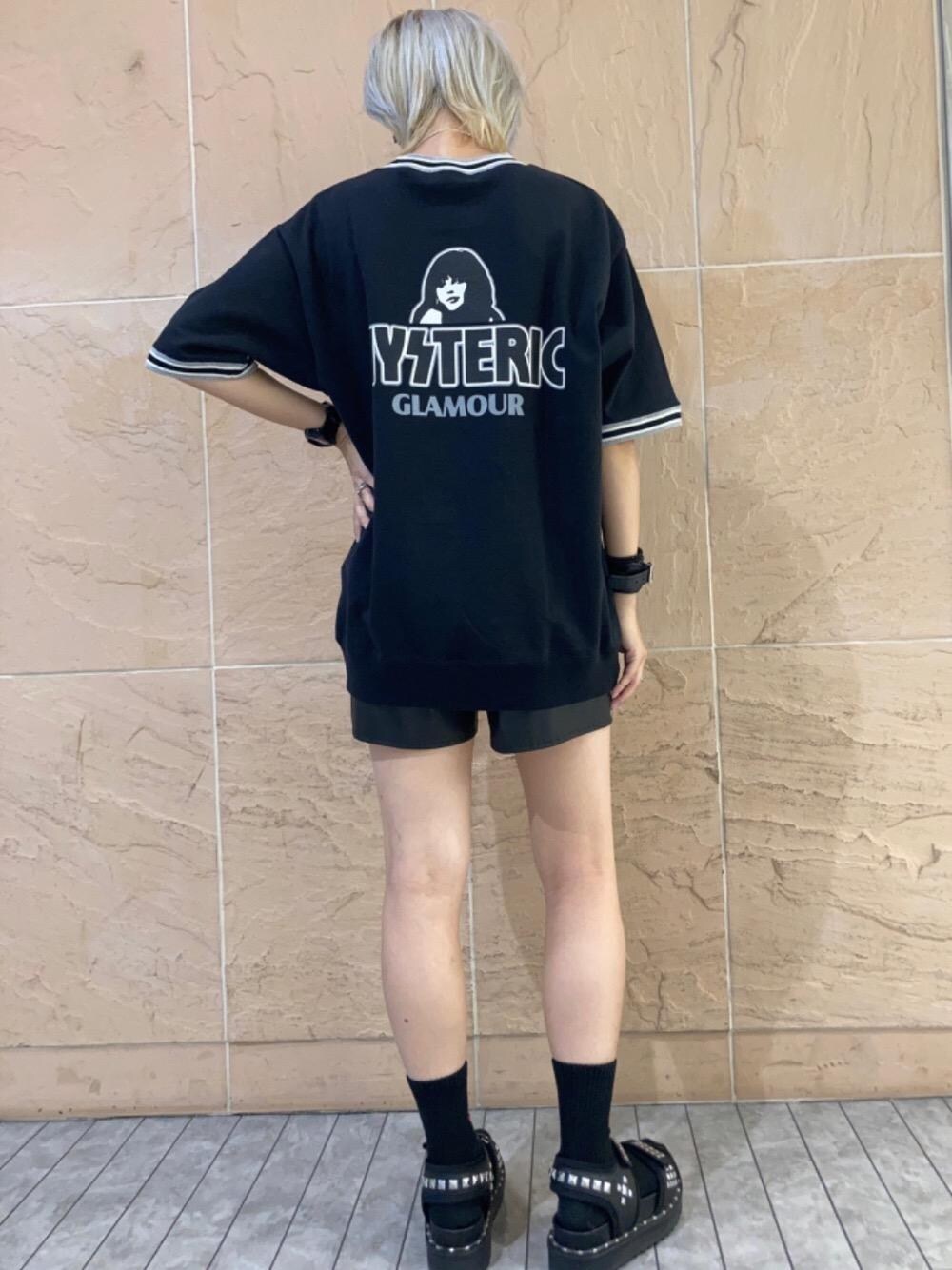 「ブラック、バックプリント、ヒステリックグラマー、ホットパンツ、hysteric glamour、夏コーデ、らふこーで、🦊スウェット」｜「HYSTERIC GLAMOURのセンターシーム ハイライズホットパンツ（その他パンツ、ブラック系）」を使った、Yukaさん（レディース・155cm）の夏コーディネートの1枚目の写真