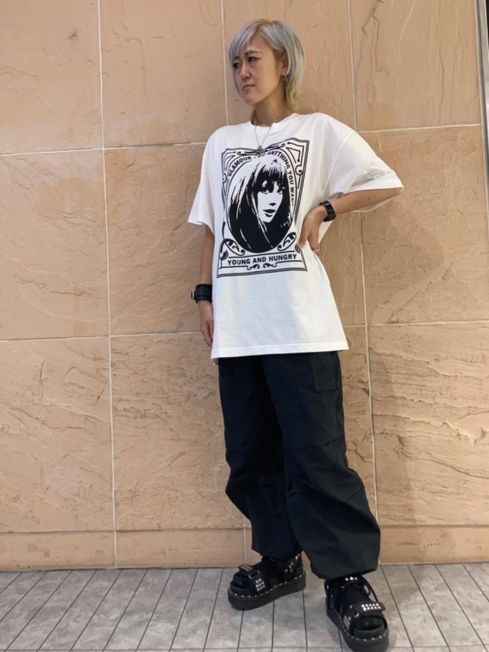 「オーバーサイズ、カーゴパンツ、ヒステリックグラマー、hysteric glamour、夏コーデ、らふこーで、Ｔシャツ、ストリート⁈、モノトーン　」｜「HYSTERIC GLAMOURの6ポケットカーゴパンツ（カーゴパンツ、ブラック系）」を使った、Yukaさん（レディース・155cm）の夏コーディネートの1枚目の写真