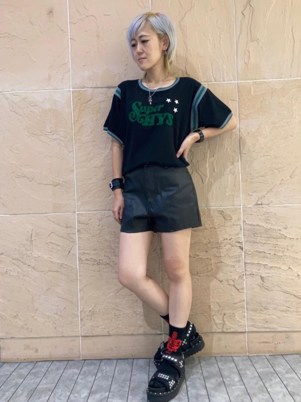 「ブラック、刺繍、ヒステリックグラマー、ホットパンツ、hysteric glamour、夏コーデ、らふこーで、Ｔシャツ」｜「HYSTERIC GLAMOURのセンターシーム ハイライズホットパンツ（その他パンツ、ブラック系）」を使った、Yukaさん（レディース・155cm）の夏コーディネートの1枚目の写真
