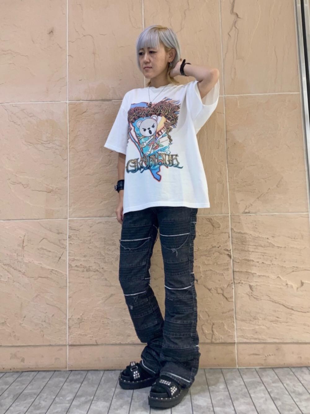 「フレアパンツ、ヒステリックグラマー、スクラッチ、でにむ、クマ、hysteric glamour、夏コーデ、Ｔシャツ、あめかじ」｜「HYSTERIC GLAMOURのスクラッチフレアデニムパンツ（デニムパンツ、ブラック系）」を使った、Yukaさん（レディース・155cm）の夏コーディネートの1枚目の写真