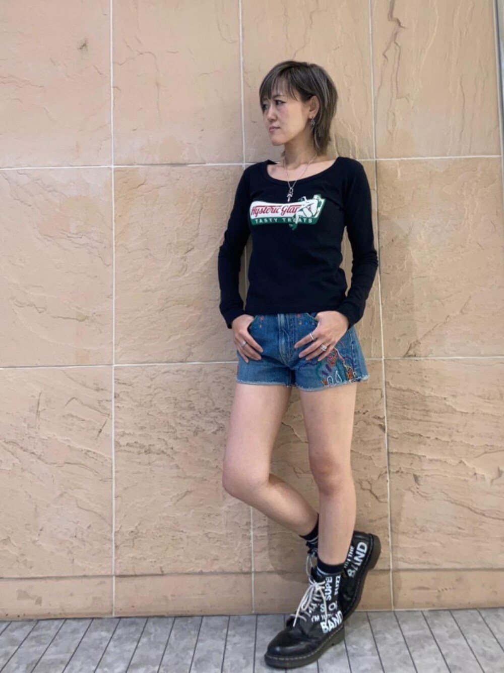 「ショートパンツ、刺繍、ヒステリックグラマー、でにむ、hysteric glamour、あめかじ、秋こーで、ロンT　　」｜「HYSTERIC GLAMOURのFLOWER GIRL刺繍 ハイライズデニムショートパンツ（デニムパンツ、ブルー系）」を使った、Yukaさん（レディース・155cm）の夏コーディネートの1枚目の写真