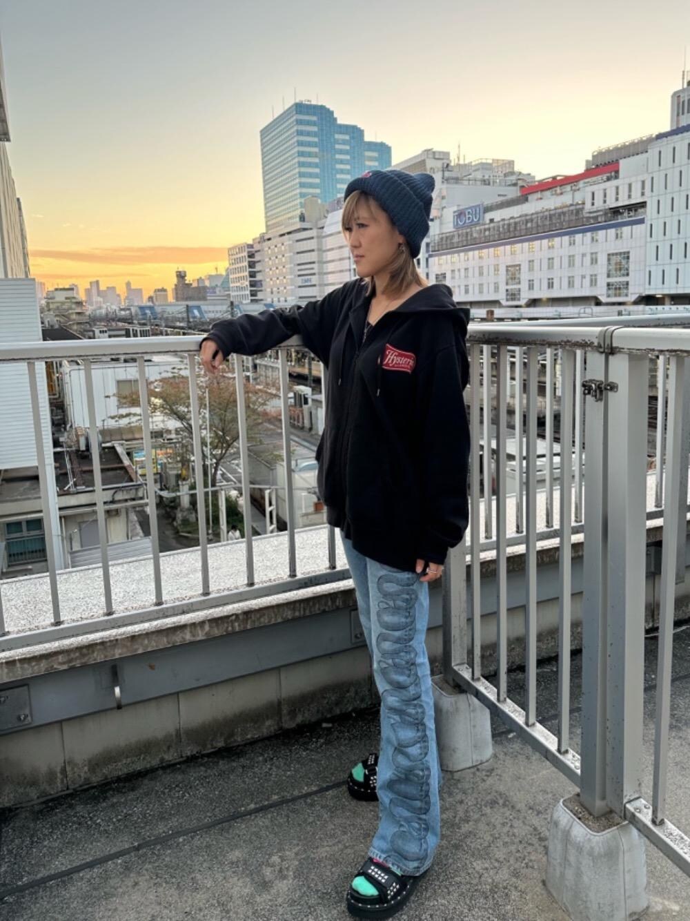 「パーカー、冬コーデ、フレアパンツ、ヒステリックグラマー、スネーク、でにむ、hysteric glamour」｜「HYSTERIC GLAMOURのSNAKE LOOP デニムフレアパンツ（デニムパンツ、ブルー系）」を使った、Yukaさん（レディース・155cm）の秋コーディネートの1枚目の写真