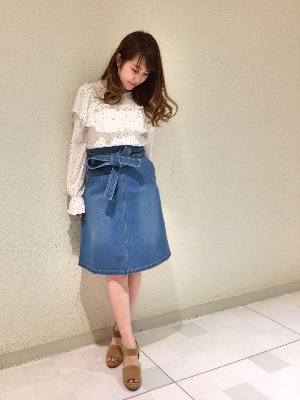 「春コーデ、ガーリー、デニム、リボン、ドット、ホワイト、サンダル、ベージュ、フリル、Supreme.La.La.」｜「Supreme.La.La.のドットヨウリュウブラウス（シャツ/ブラウス、ホワイト系）」を使った、Ayaka Hishizakiさん（レディース・158cm）の冬コーディネートの1枚目の写真