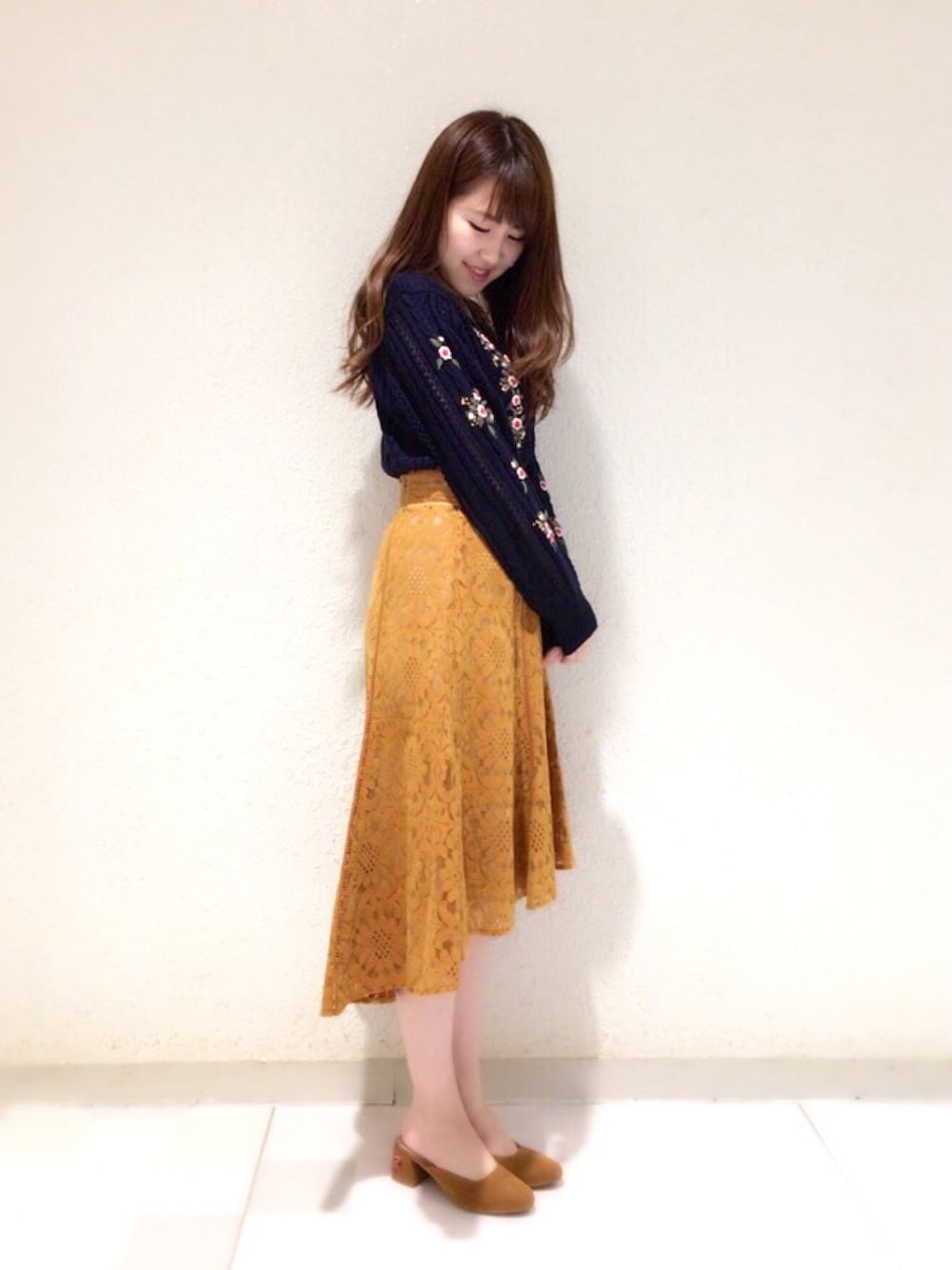 ブルー系のニット/セーター、イエロー系のスカート、イエロー系のその他シューズを着用したレディースの夏コーディネートの1枚目の写真