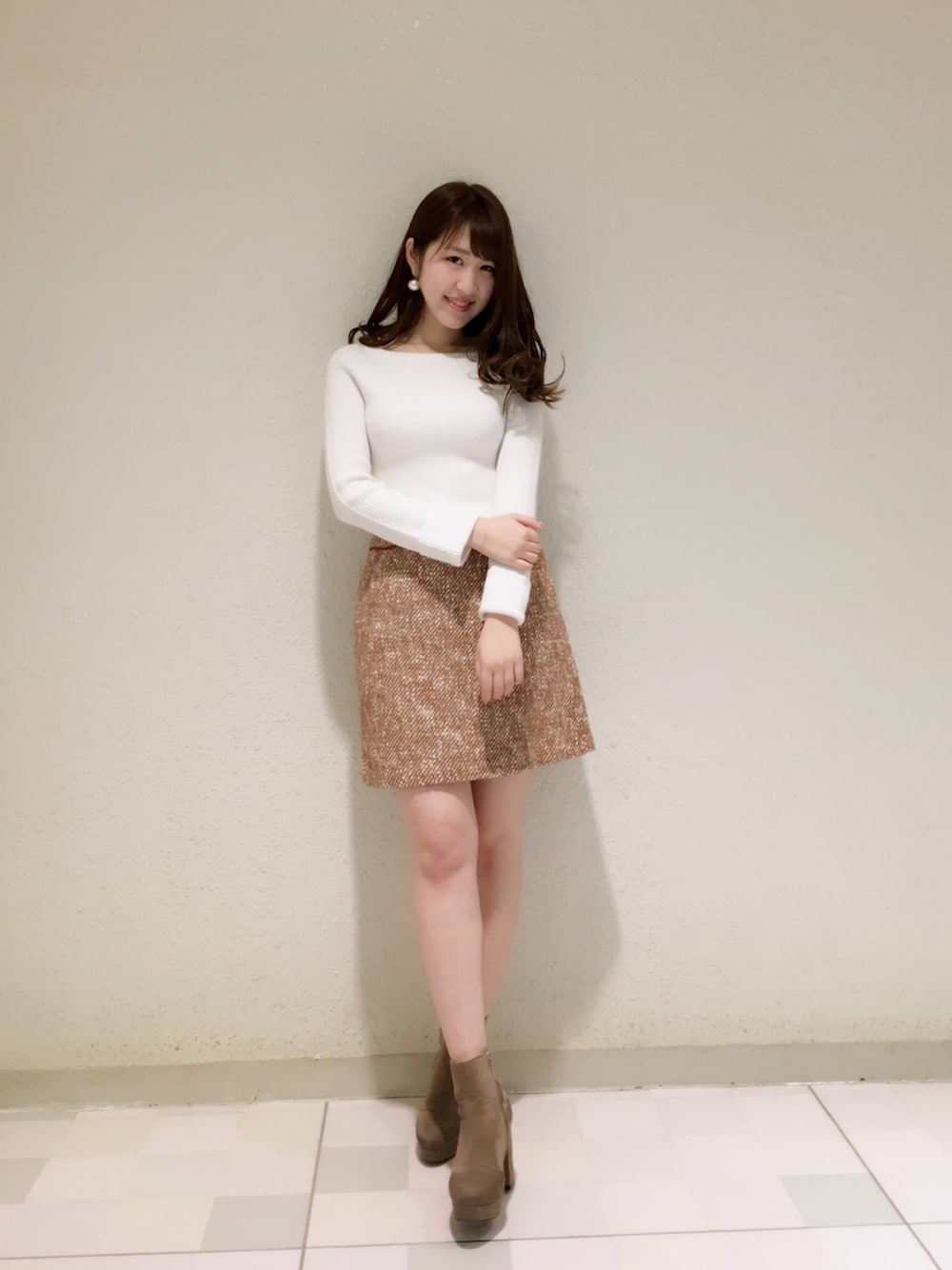 「オトナ女子、ootd、スニーカーコーデ、シンプル、おでかけ、ブラウン、outfit、キレイめ、ニット、Supreme.La.La.」｜「Supreme.La.La.のシンプル２ｗａｙリブトップス（ニット/セーター、ホワイト系）」を使った、Ayaka Hishizakiさん（レディース・156cm）の冬コーディネートの1枚目の写真
