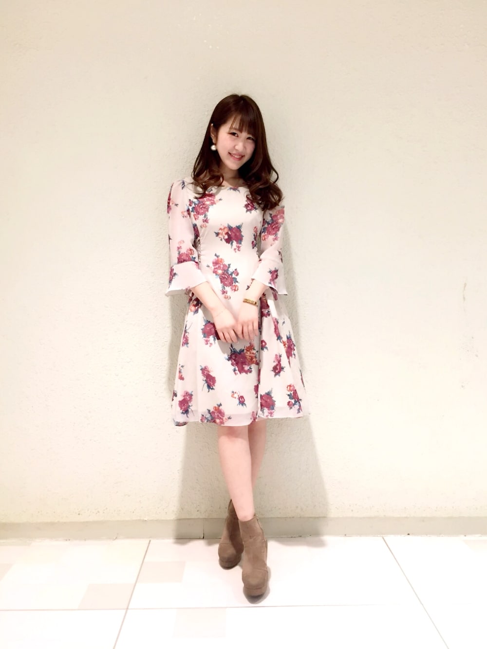 「おしゃれさんと繋がりたい、春コーデ、花柄、ワンピース、ピンク、花柄ワンピース、デート、レースアップ、フェミニン、Supreme.La.La.」｜「Supreme.La.La.のブラシタッチフラワーワンピース（ワンピース、ピンク系）」を使った、Ayaka Hishizakiさん（レディース・156cm）の冬コーディネートの1枚目の写真
