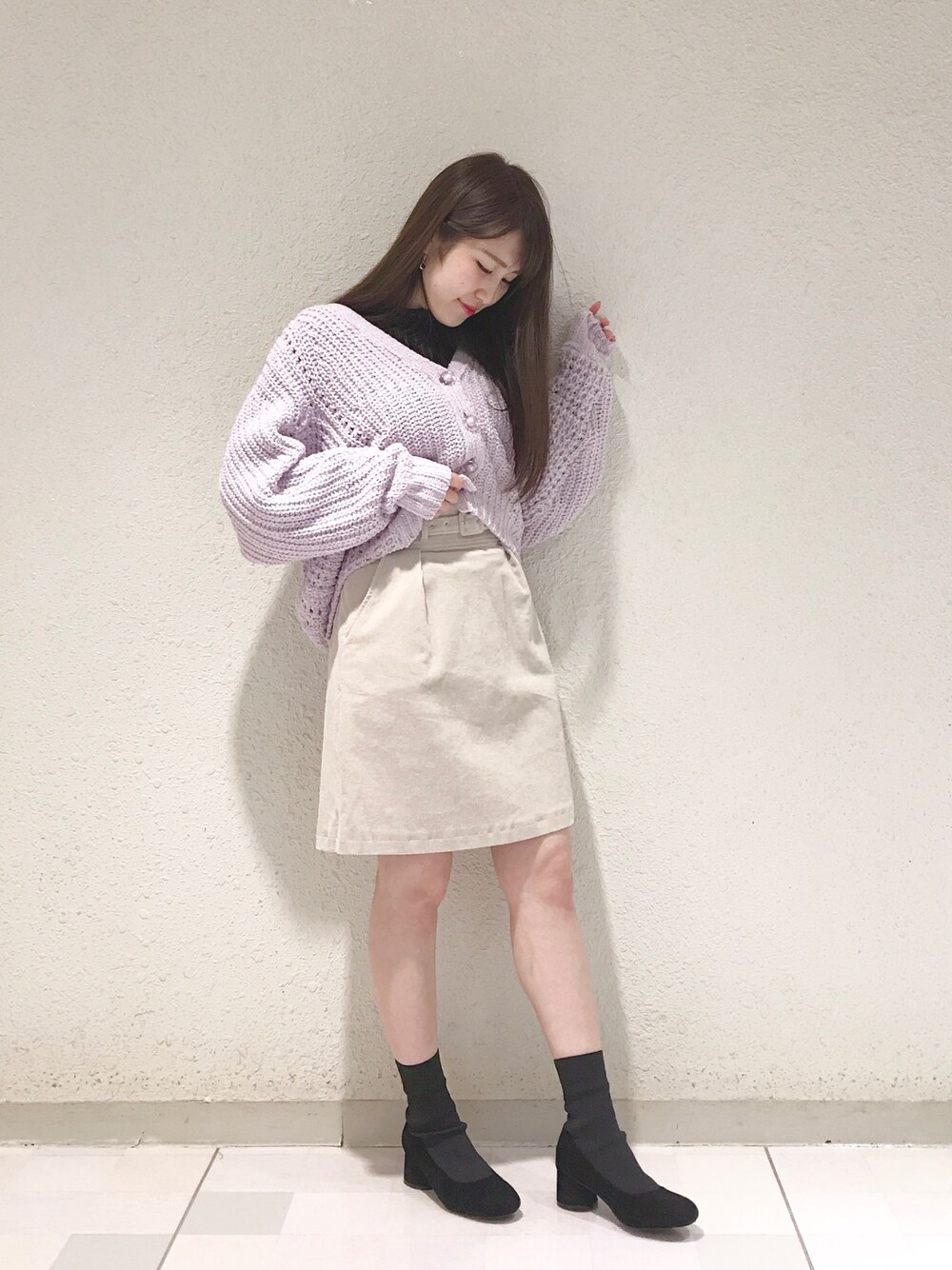 「休日スタイル、おしゃれさんと繋がりたい、ootd、秋服、秋コーデ、ニットカーディガン、コーデュロイ、スカート、レース、Supreme.La.La.」｜「Supreme.La.La.のSupreme.La.La. ハイネックレースプルオーバー（Tシャツ/カットソー、ブラック系）」を使った、Ayaka Hishizakiさん（レディース・156cm）の秋コーディネートの1枚目の写真