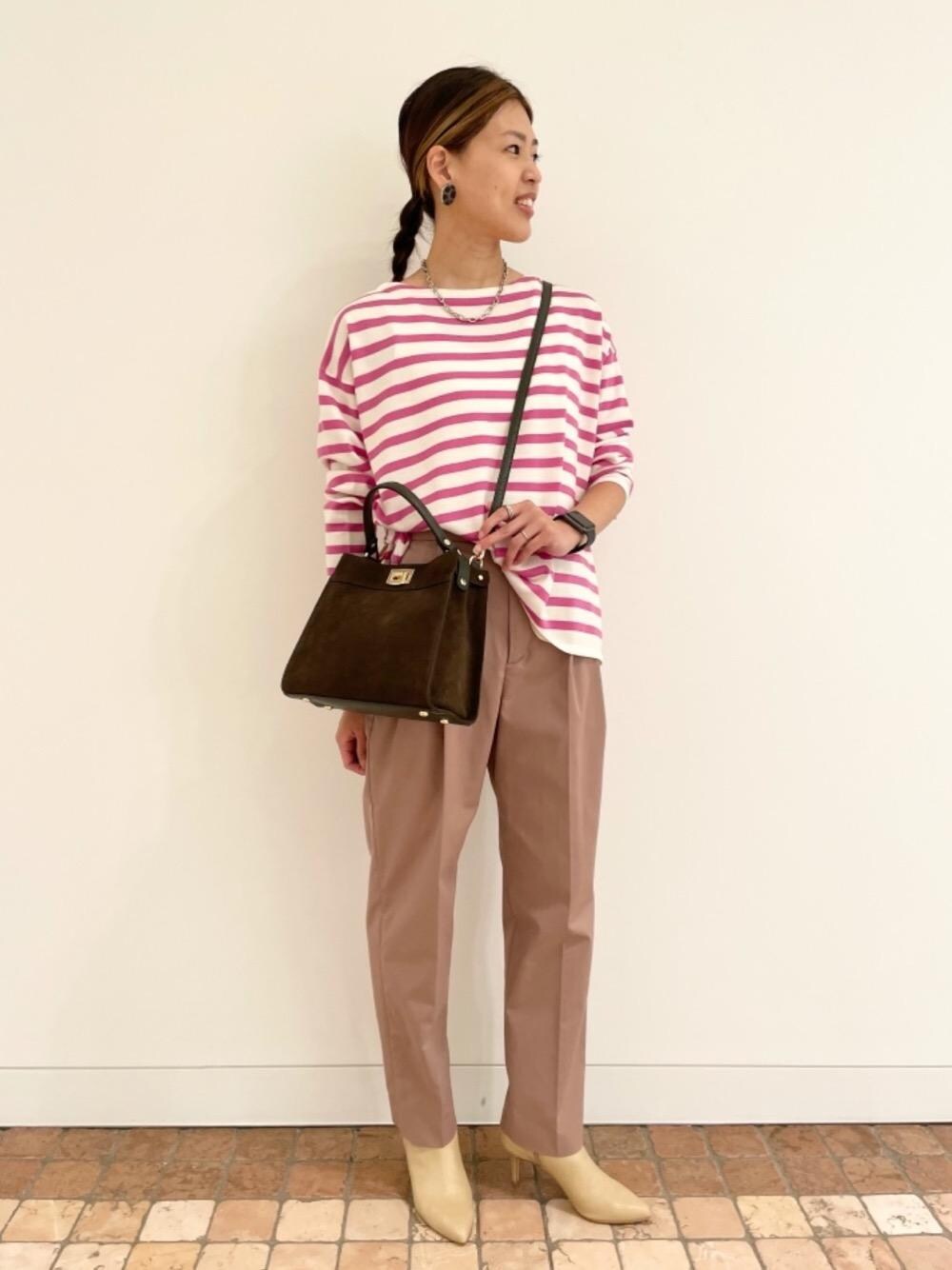 「ユナイテッドアローズ、Pants style、オデットエオディール、べージュ、休日すたいる、ロンt、カラーぱんつ、秋トレンド2021、今年の一押しショートブーツ、BEIGE 2021 Autumn Key color」｜「ODETTE E ODILEのポインテッドプレーンBH ショートブーツ70↓↑ ■（ブーツ、ベージュ系）」を使った、西山　オデット エ オディール スタッフさん（レディース・163cm）の秋コーディネートの1枚目の写真