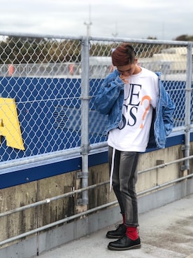 りょうた is wearing Guess "GUESS Originals 81 OS LOGO CREW SWEAT"