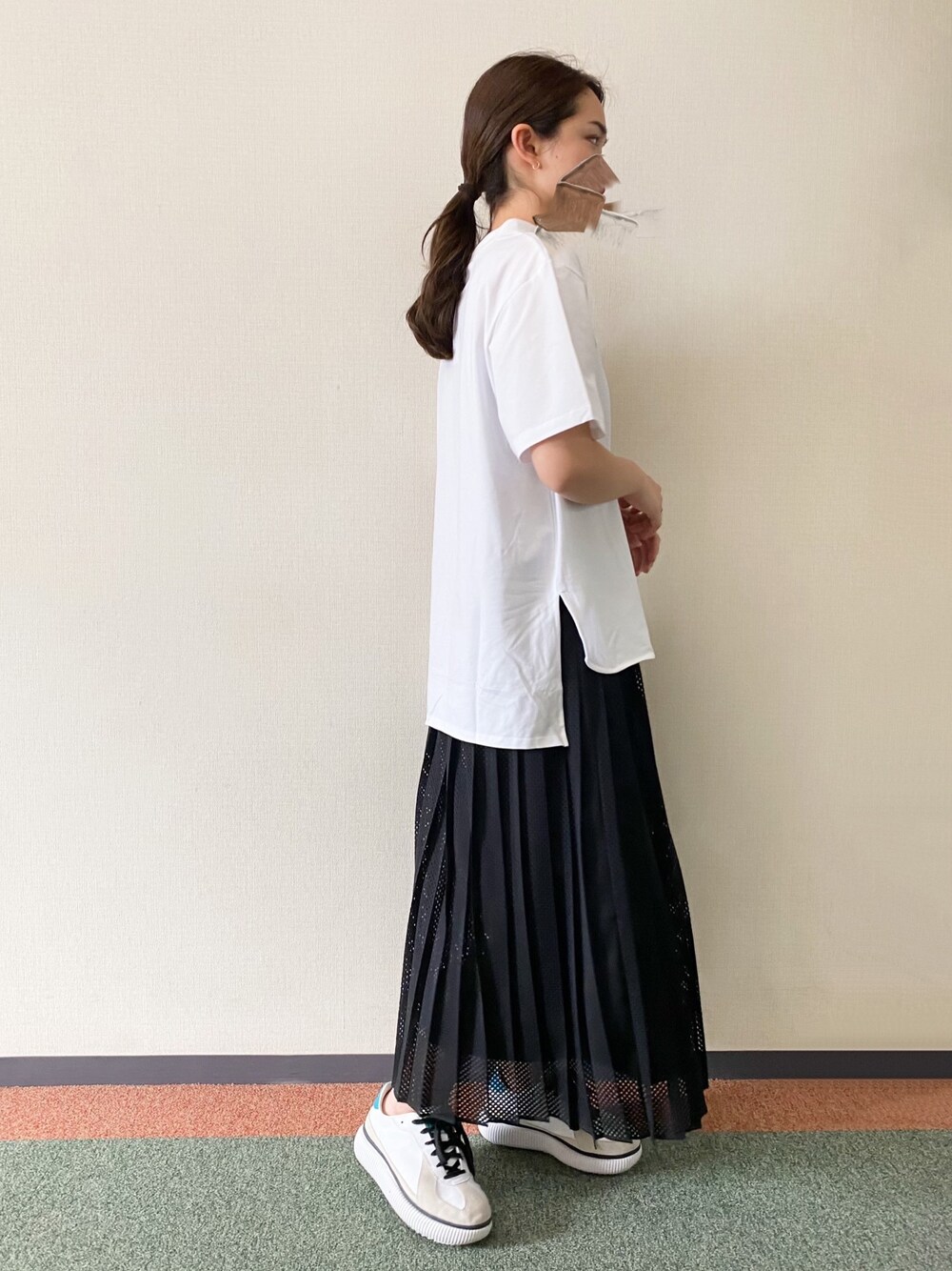 ホワイト系のTシャツ/カットソー、ブラウン系のスカートを着用したレディースの夏コーディネートの1枚目の写真