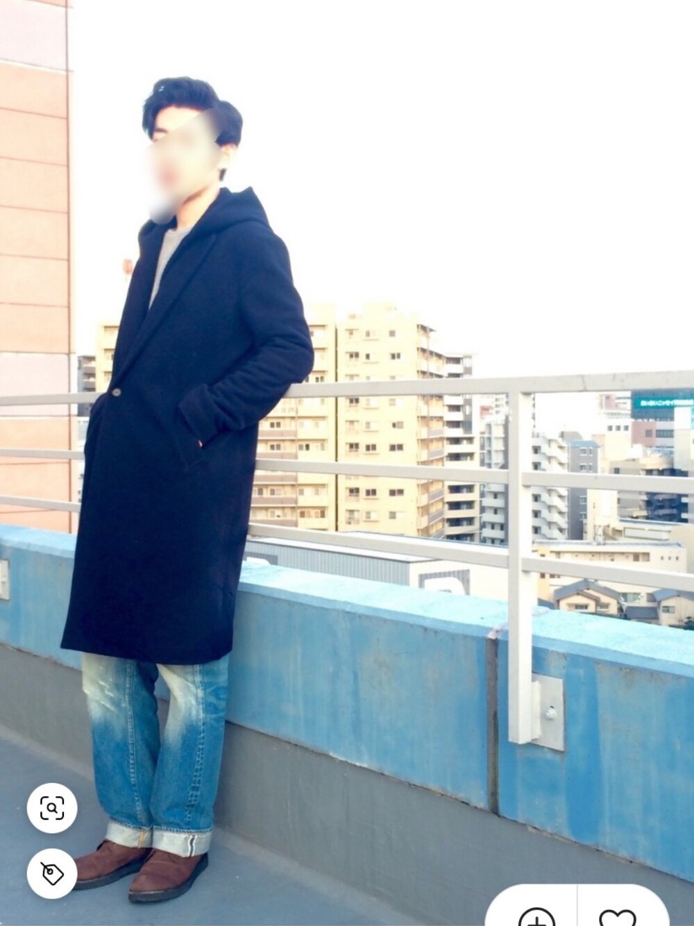 「lot holon、shama、ブーツ、ロングコート、ニット、シンプル、シンプルコーデ、デニム、デニムパンツ、ゆるコーデ」｜「lot holonのアイテム（ジャケット/アウター、ブルー系）」を使った、JJさん（メンズ・180cm）の春コーディネートの1枚目の写真