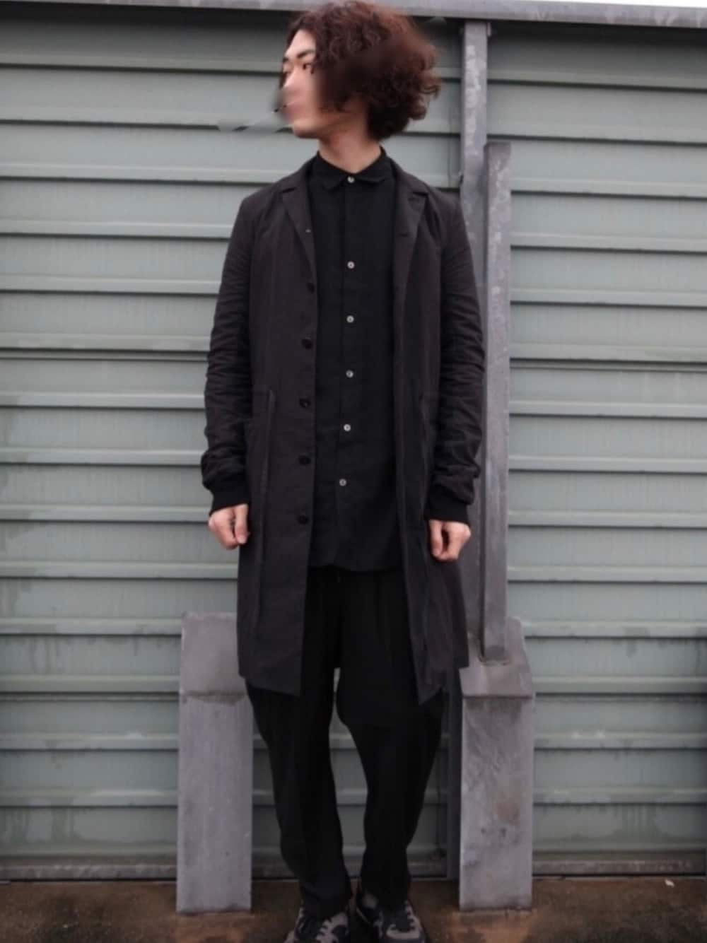 「春コーデ、ブラック、オールブラック、モノトーンコーデ、スニーカー、iroquois、DIET BUTCHER SLIM SKIN、SPALWART、モノトーン、ロングコート」｜「SISTEREのアイテム（ジャケット/アウター、ブラック系）」を使った、JJさん（メンズ・180cm）の春コーディネートの1枚目の写真