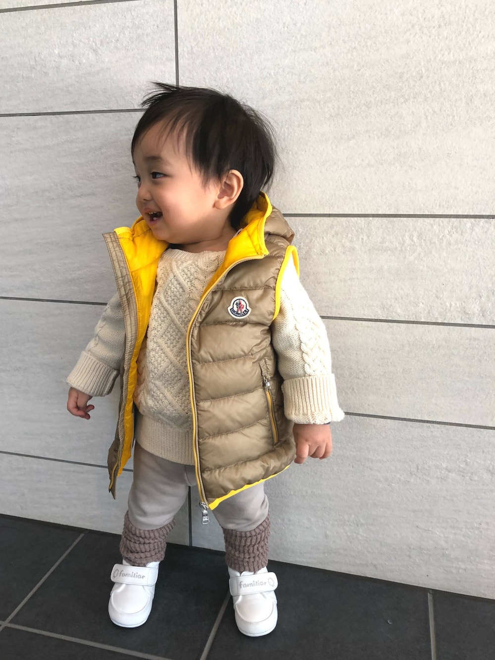 「キッズファッション、おとこのこ、男の子コーデ、男の子ベビー、息子コーデ、1歳、キッズコーデ」｜「MONCLERのアイテム（ダウンベスト、ベージュ系）」を使った、kotaroさん（キッズ・70cm）の冬コーディネートの1枚目の写真