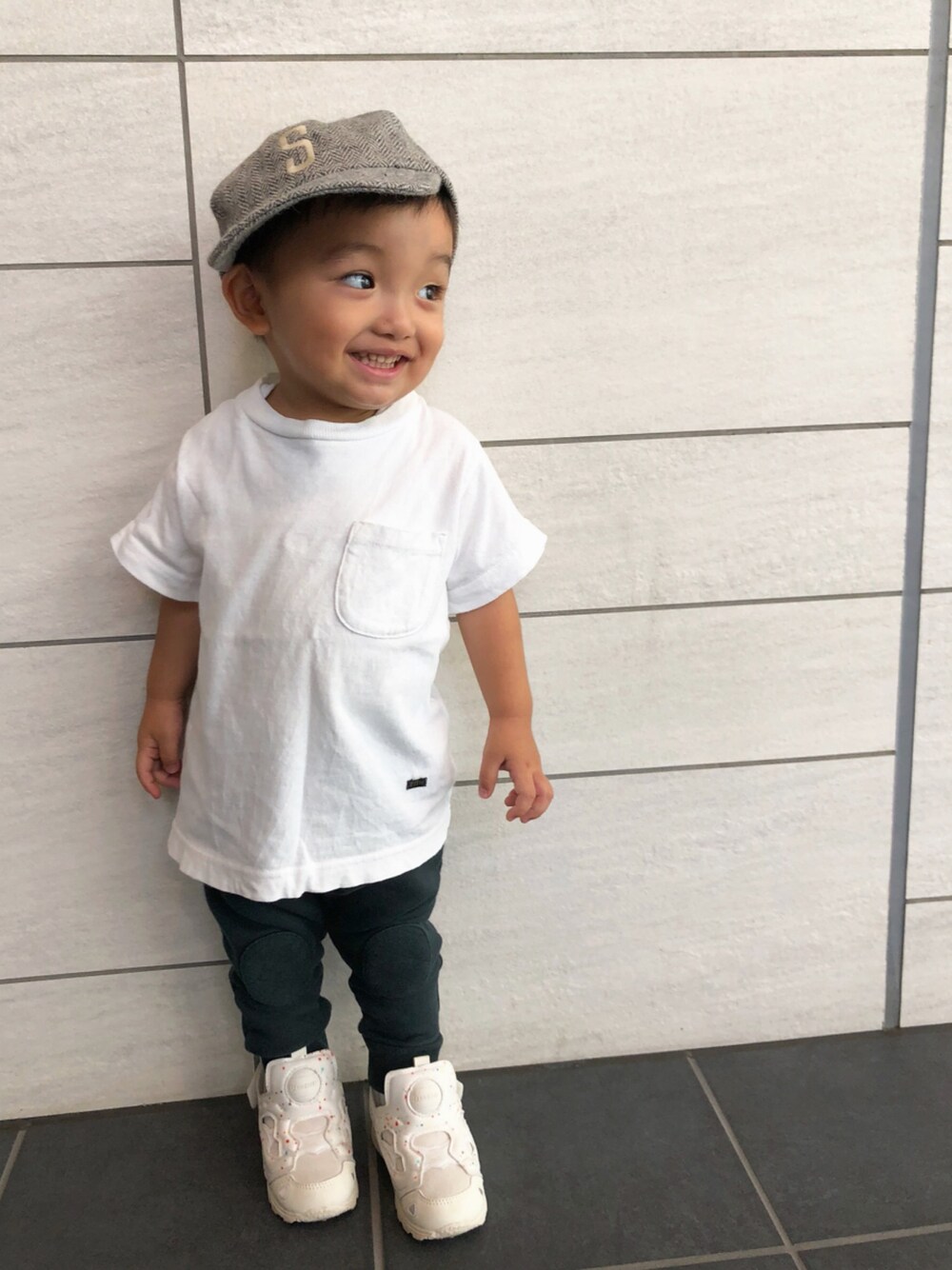 「秋のコーデ、キッズファッション、おとこのこ、男の子、男の子コーデ、むすこーで、息子、息子コーデ、1歳、1歳10ヶ月」｜「SWAP MEET MARKETのアイテム（キャップ、グレー系）」を使った、kotaroさん（キッズ・70cm）の秋コーディネートの1枚目の写真