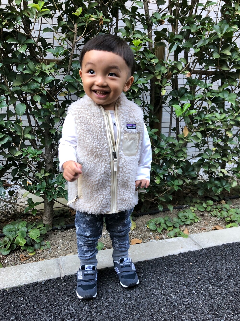 「キッズファッション、おとこのこ、男の子コーデ、男の子、kids、息子、息子コーデ、むすこーで、キッズコーデ、1歳」｜「patagoniaのアイテム（ダウンベスト、ベージュ系）」を使った、kotaroさん（キッズ・90cm）の秋コーディネートの1枚目の写真