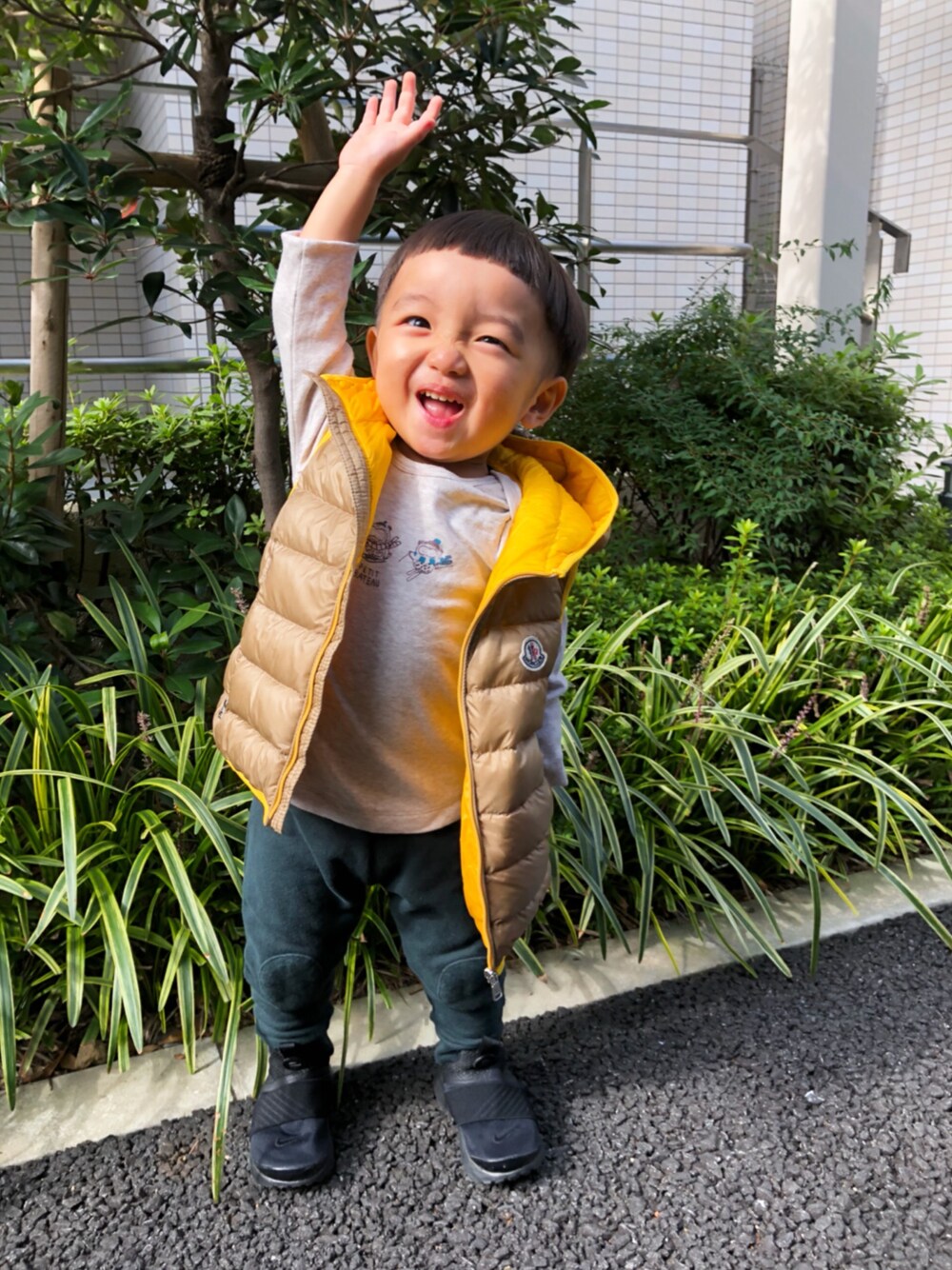 「キッズコーデ、男の子、おとこのこ、男の子コーデ、息子、むすこーで、息子コーデ、1歳、もうすぐ2歳、おとこのこーで」｜「MONCLERのアイテム（ダウンベスト、ベージュ系）」を使った、kotaroさん（キッズ・90cm）の秋コーディネートの1枚目の写真