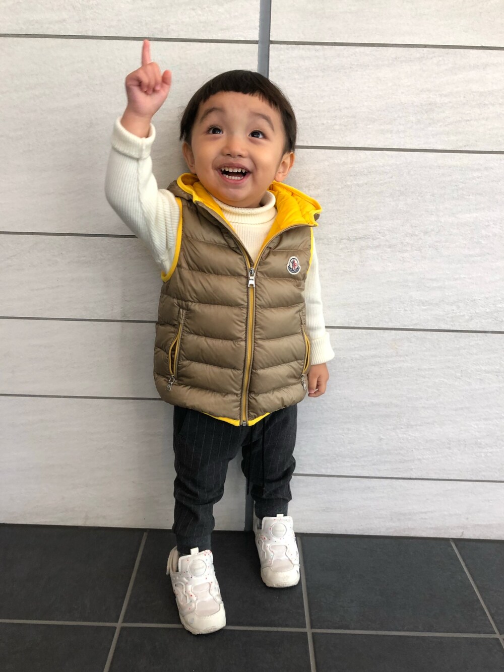 「冬コーデ、おとこのこ、男の子、男の子コーデ、むすこーで、息子、息子コーデ、2歳、キッズコーデ、kids」｜「MONCLERのアイテム（ダウンベスト、ベージュ系）」を使った、kotaroさん（キッズ・90cm）の秋コーディネートの1枚目の写真