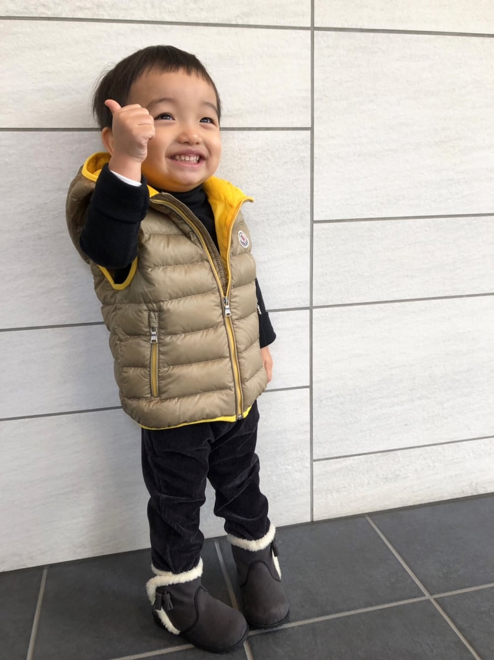 「冬コーデ、キッズコーデ、男の子コーデ、男の子、息子、2歳、２歳1ヶ月、おとこのこ、モンクレール、おとこのこーで」｜「MONCLERのアイテム（ダウンベスト、ベージュ系）」を使った、kotaroさん（キッズ・90cm）の冬コーディネートの1枚目の写真