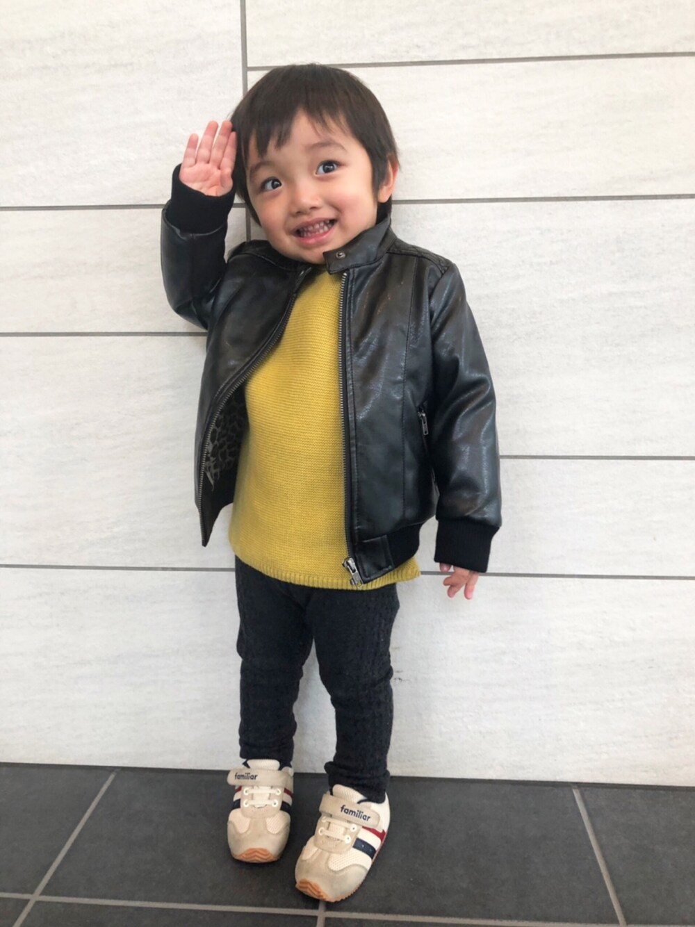 「キッズファッション、男の子、男の子コーデ、おとこのこ、おとこのこスタイル、息子、息子コーデ、2歳、春コーデ、2歳4ヶ月」｜「Birthdayのアイテム（ライダースジャケット、ブラック系）」を使った、kotaroさん（キッズ・90cm）の春コーディネートの1枚目の写真