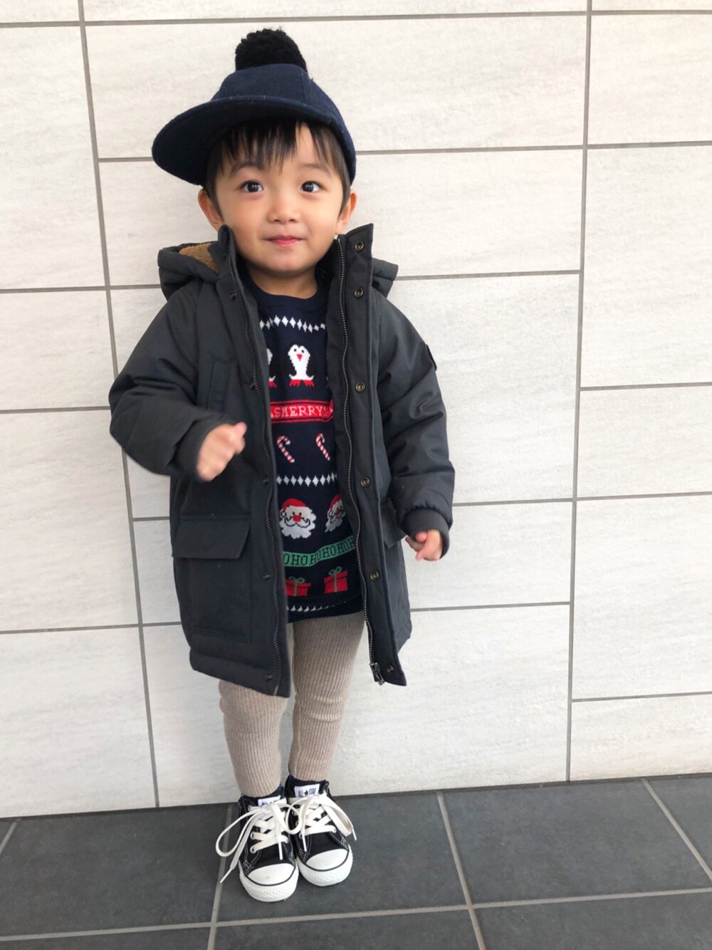 「秋冬コーデ、クリスマスコーデ、おとこのこ、男の子、男の子コーデ、キッズコーデ、キッズ、kids、3歳、3歳男の子」｜「PETIT BATEAUのアイテム（ジャケット/アウター、グレー系）」を使った、kotaroさん（キッズ・90cm）の冬コーディネートの1枚目の写真