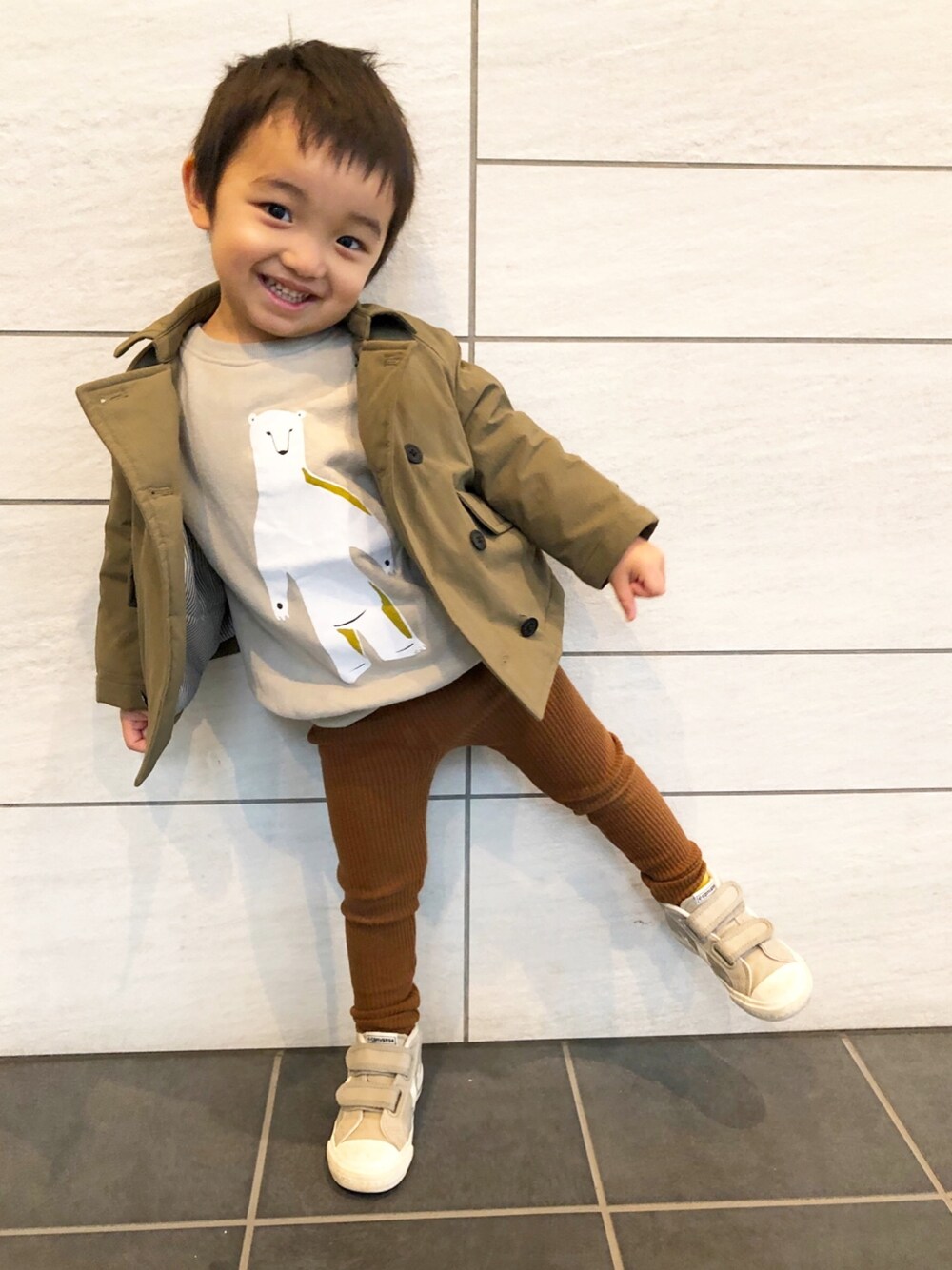 「キッズファッション、キッズコーデ、男の子、男の子コーデ、息子、息子コーデ、3歳、3歳3ヶ月、3歳男の子、ブラウンコーデ」｜「FITHのアイテム（トップス、グレー系）」を使った、kotaroさん（キッズ・90cm）の冬コーディネートの1枚目の写真
