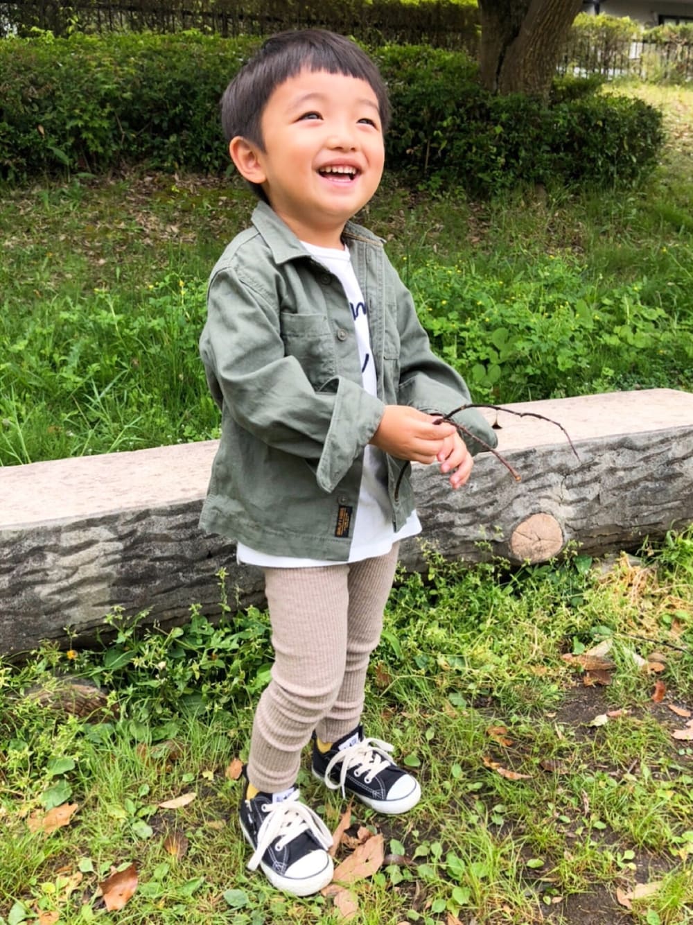 「キッズコーデ、kids、キッズ、男の子コーデ、おとこのこ、お散歩コーデ、3歳、3歳男の子、3歳5ヶ月、シンプル」｜「ZARAのアイテム（Tシャツ/カットソー、ホワイト系）」を使った、kotaroさん（キッズ・90cm）の春コーディネートの1枚目の写真