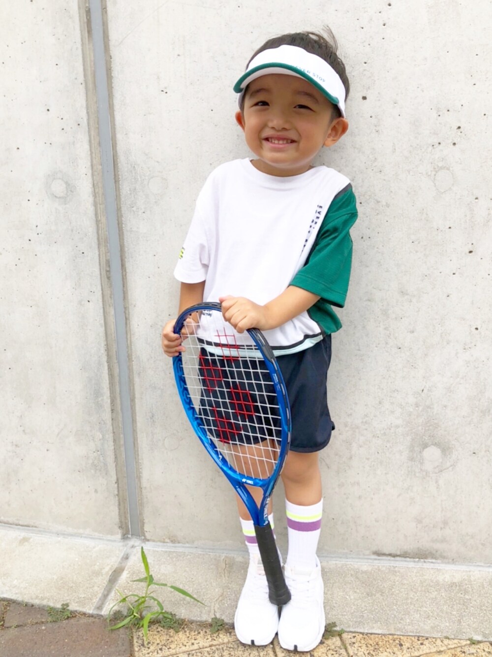 「男の子コーデ、スポーツ、3歳、3歳7ヶ月、おとこのこ、息子、テニス、シンプルコーデ、おとこのこーで、夏」｜「ZARAのアイテム（帽子、ホワイト系）」を使った、kotaroさん（キッズ・90cm）の夏コーディネートの1枚目の写真