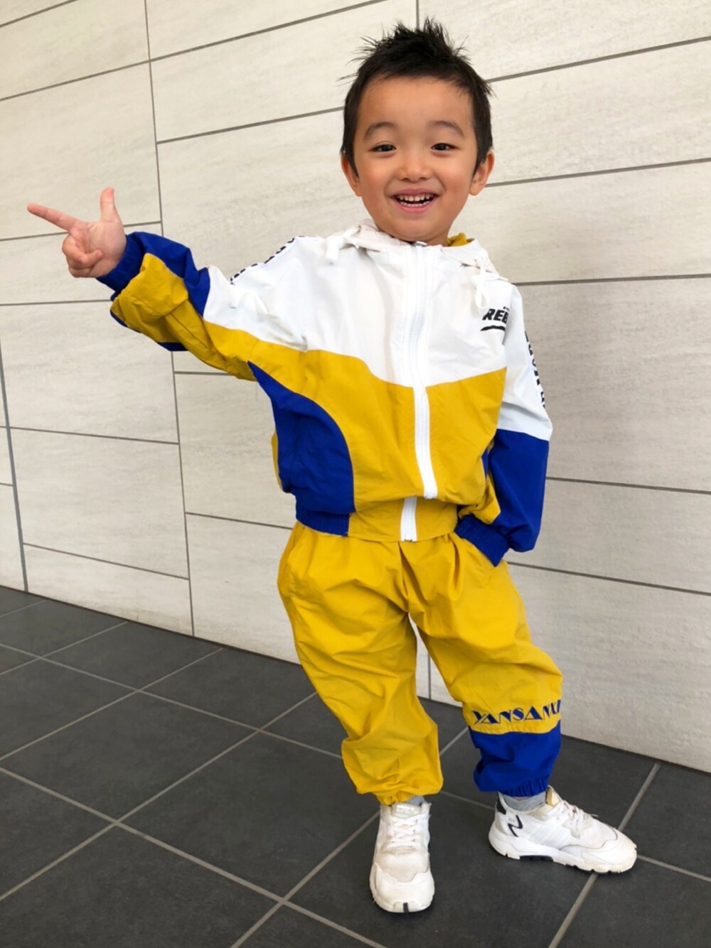 「セットアップ、キッズファッション、キッズ、キッズコーデ、息子、4歳、4歳男の子、カジュアルコーデ、スポーティ、スポーツウェア」｜「no brandのアイテム（ジャケット/アウター、イエロー系）」を使った、kotaroさん（キッズ・90cm）の冬コーディネートの1枚目の写真