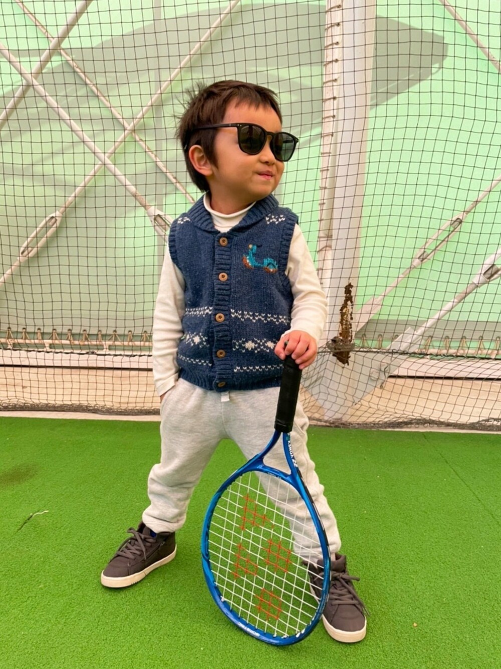 「キッズファッション、スポーツコーデ、冬コーデ、スエット、kids、familiar、4歳、4歳男の子、ZARA、男の子」｜「IZIPIZIのアイテム（サングラス、ブラック系）」を使った、kotaroさん（キッズ・90cm）の冬コーディネートの1枚目の写真