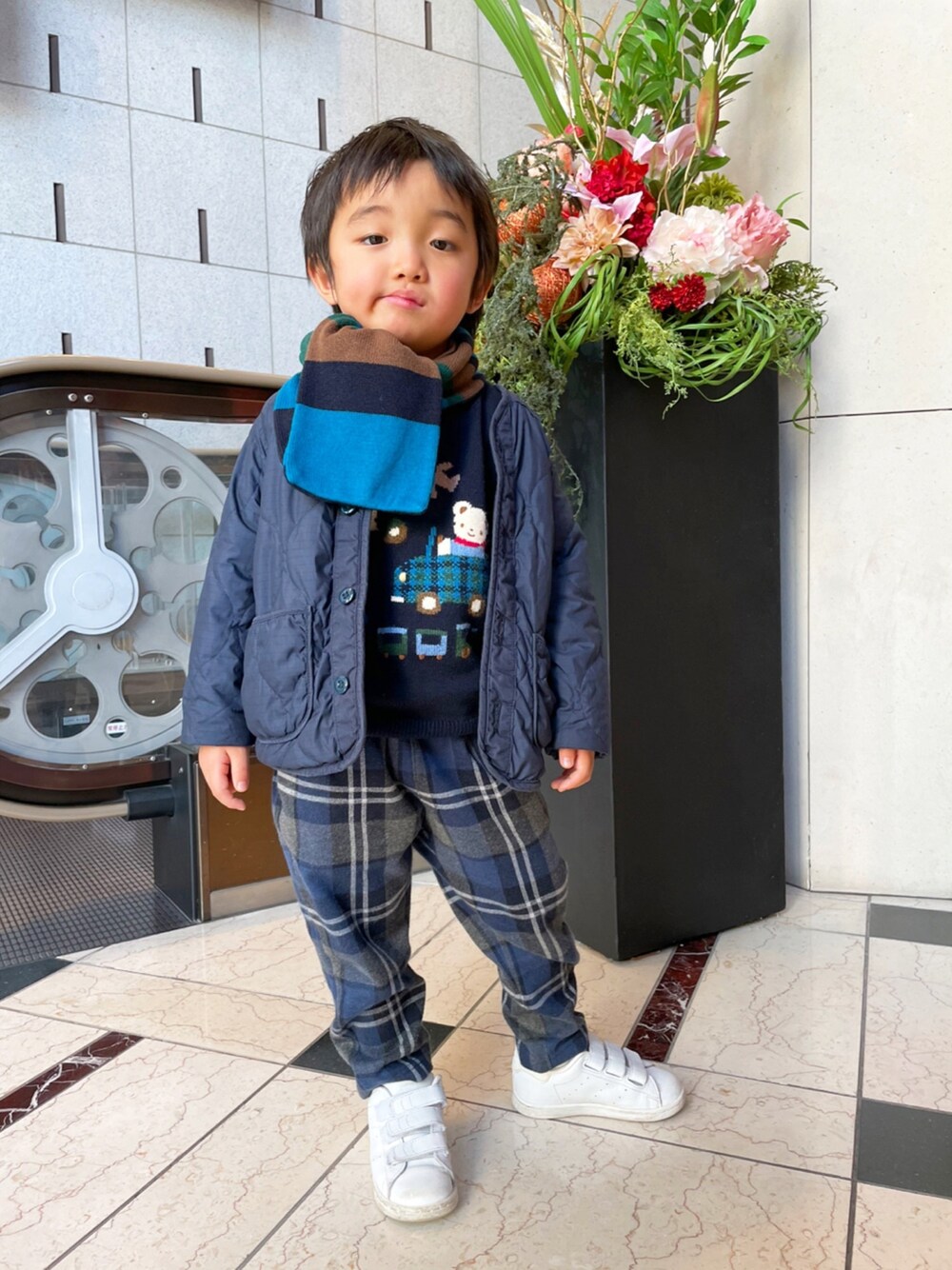 「男の子、男の子コーデ、4歳男の子、4歳、familiar、ファミリア、キッズコーデ、キッズファッション、キッズ、kids」｜「Familiar のアイテム（ニット/セーター、ブルー系）」を使った、kotaroさん（キッズ・90cm）の冬コーディネートの1枚目の写真