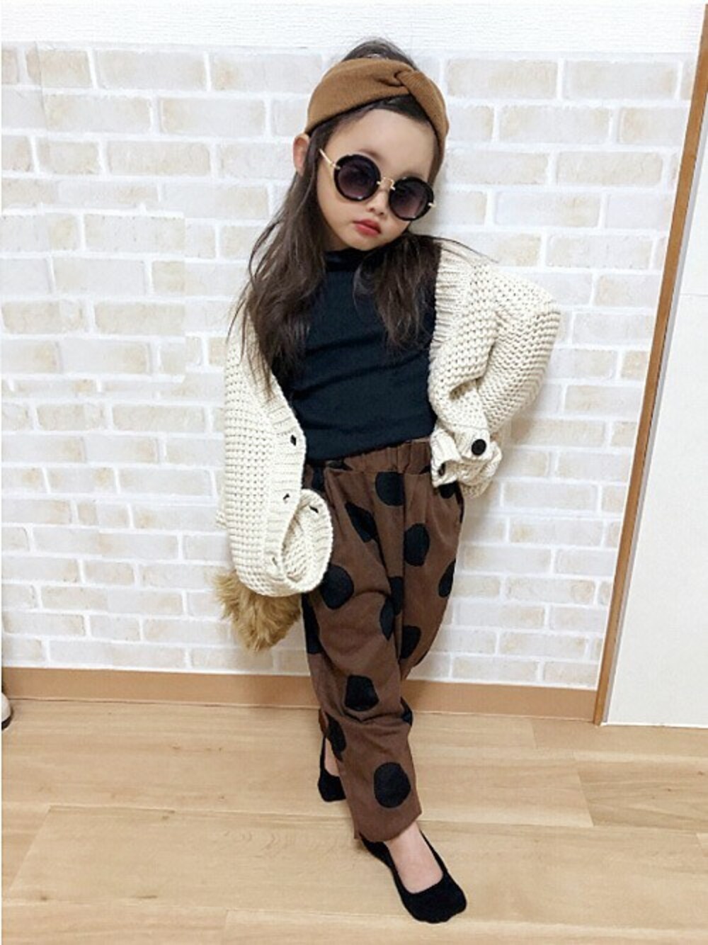 「ニットカーディガン、キッズコーデ、パンツスタイル、みずたま、おんなのこ、キッズファッション、おんなのこコーデ、SUNDAYSSUN」｜「SUNDAYS SUNのタックテーパードパンツ（チノパンツ、ブラウン系）」を使った、DIL baby&kids shopさん（キッズ・110cm）の秋コーディネートの1枚目の写真