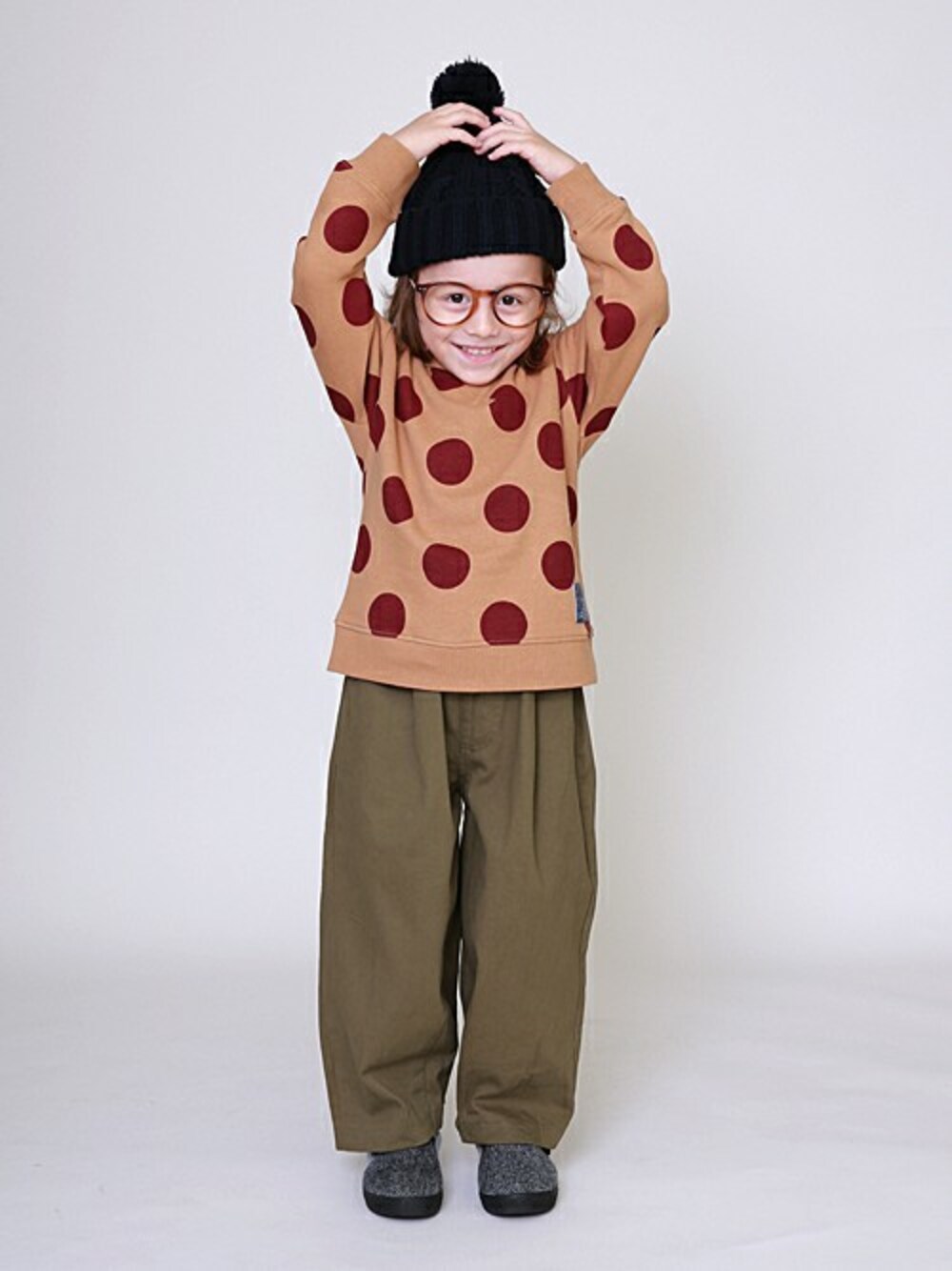 「スウェット、カジュアル、ベージュ、ドット、トレーナー、子供服、キッズコーデ、男の子、女の子、SUNDAYSSUN」｜「SUNDAYS SUNの総柄プリントトレーナー（ボーダー、ドット、ハート、星）（スウェット、ベージュ系）」を使った、DIL baby&kids shopさん（キッズ・104cm）の秋コーディネートの1枚目の写真