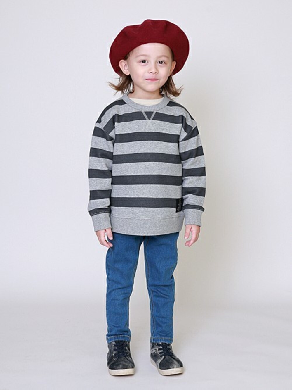 「デニム、ボーダー、トレーナー、子供服、キッズコーデ、男の子、ゆったりコーデ、女の子、SUNDAYSSUN」｜「SUNDAYS SUNの総柄プリントトレーナー（ボーダー、ドット、ハート、星）（スウェット、シルバー系）」を使った、DIL baby&kids shopさん（キッズ・104cm）の秋コーディネートの1枚目の写真