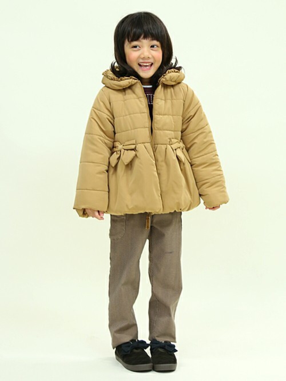 「ジャケット、アウター、ベージュ、トレーナー、リボン、子供服、キッズコーデ、パンツスタイル、女の子、La poche biscuie」｜「la poche biscuitのバルーン形中わたジャケット（その他アウター、ベージュ系）」を使った、DIL baby&kids shopさん（キッズ・109cm）の秋コーディネートの1枚目の写真