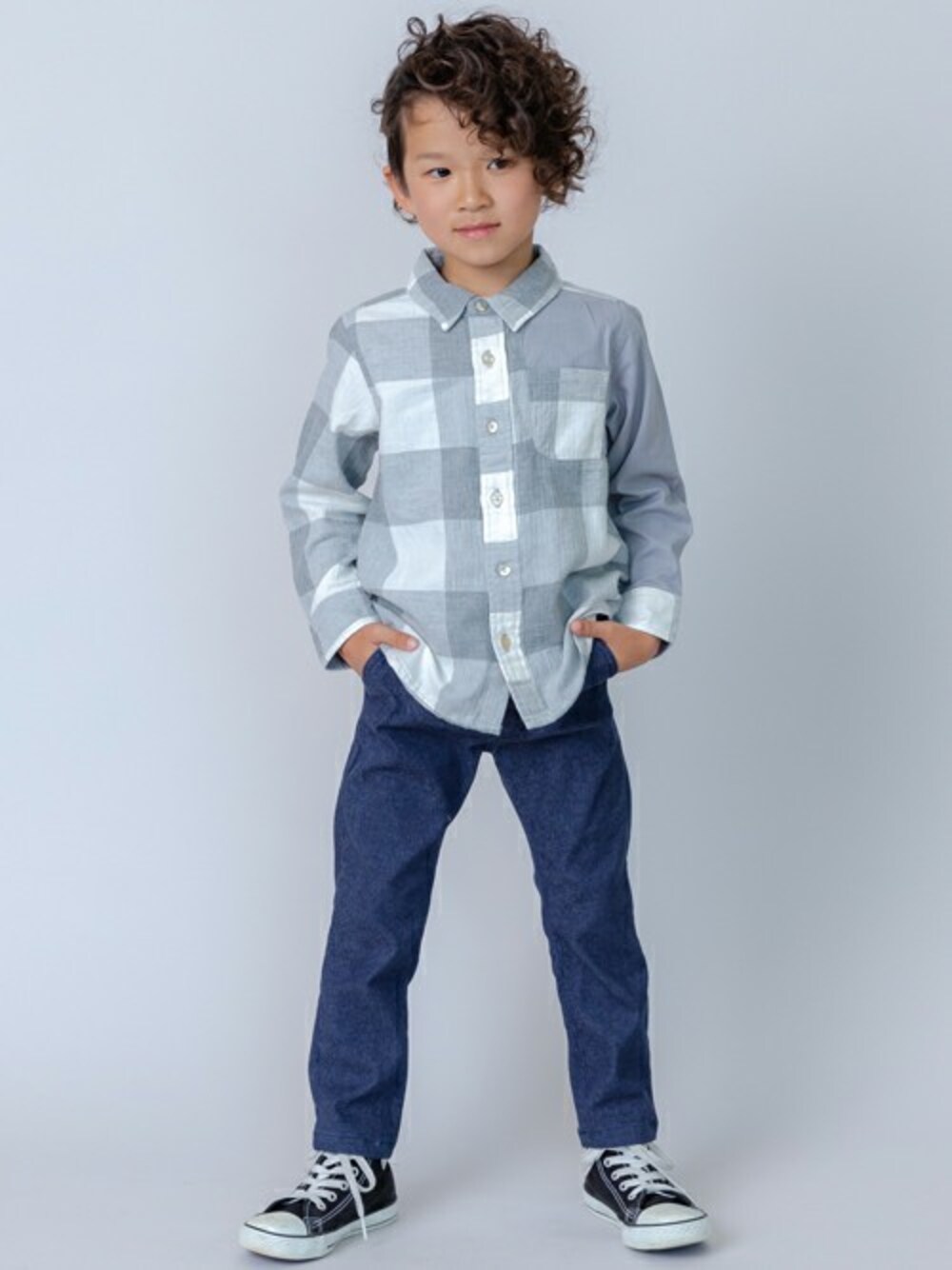 「ボーイッシュ、チェックシャツ、カラーパンツ、ネイビー、スニーカーコーデ、ストレッチパンツ、子供服、キッズコーデ、シャツスタイル、ディラッシュ」｜「DILASHの切り替えシャツ（シャツ/ブラウス、グレー系）」を使った、DIL baby&kids shopさん（メンズ・109cm）の春コーディネートの1枚目の写真