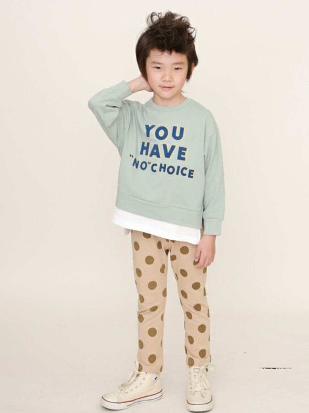 グリーン系のTシャツ/カットソー、ベージュ系のその他パンツを着用したキッズの春コーディネートの1枚目の写真