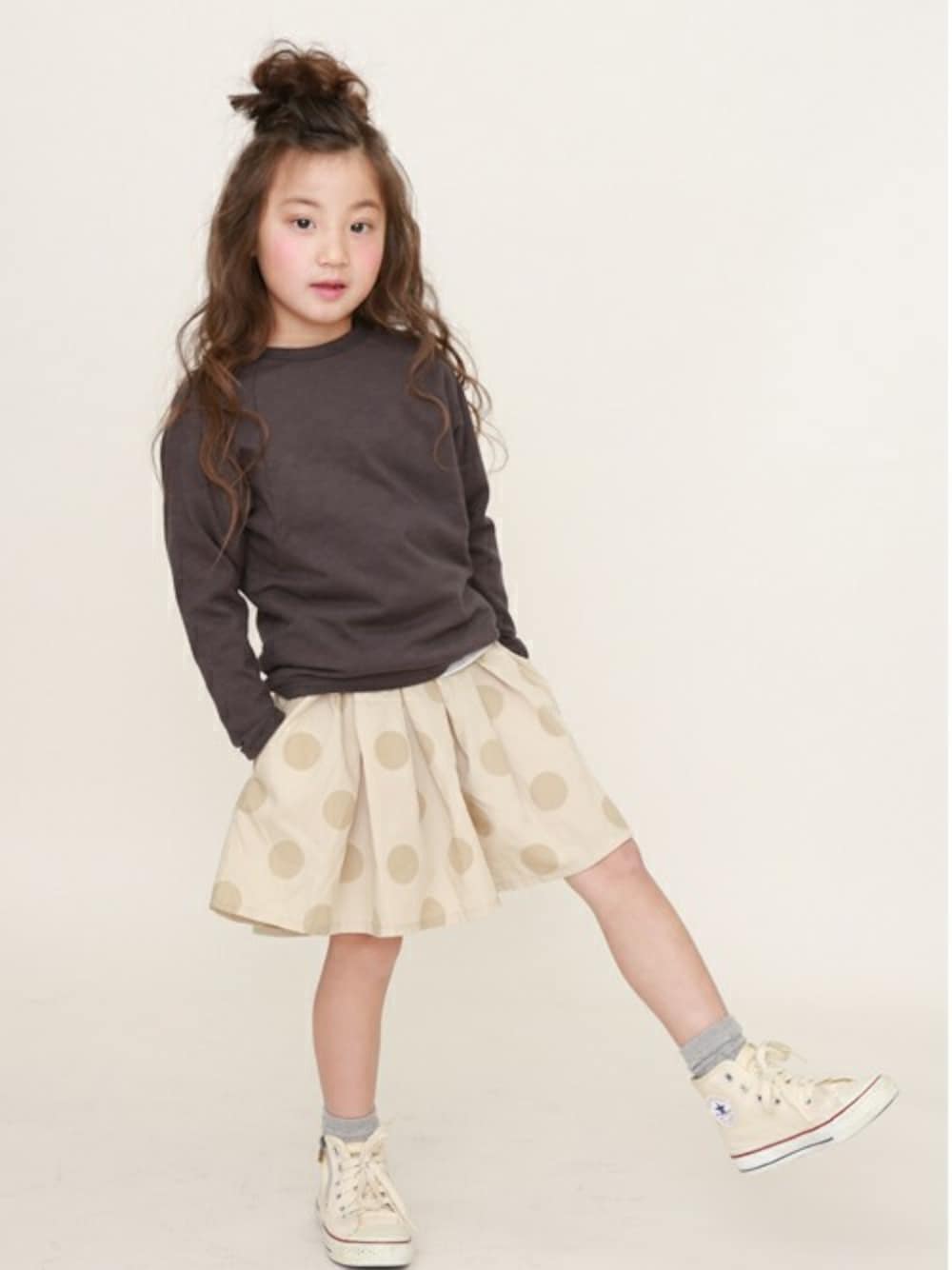 グレー系のTシャツ/カットソー、ベージュ系のその他パンツを着用したキッズの春コーディネートの1枚目の写真