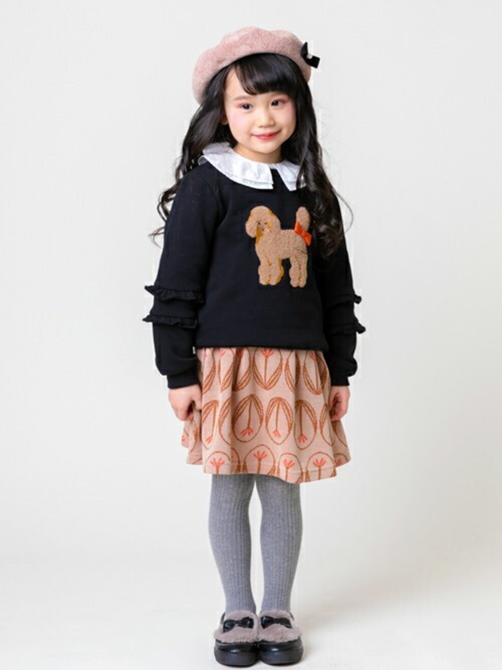 「ベレー帽、トレーナー、柄スカート、子供服、キッズコーデ、女の子コーデ、プードル、袖フリル、ラポシェビスキュイ、Lapochebiscuit」｜「la poche biscuitのサーモベレー帽（ハンチング/ベレー帽、ベージュ系）」を使った、DIL baby&kids shopさん（キッズ・111cm）の秋コーディネートの1枚目の写真