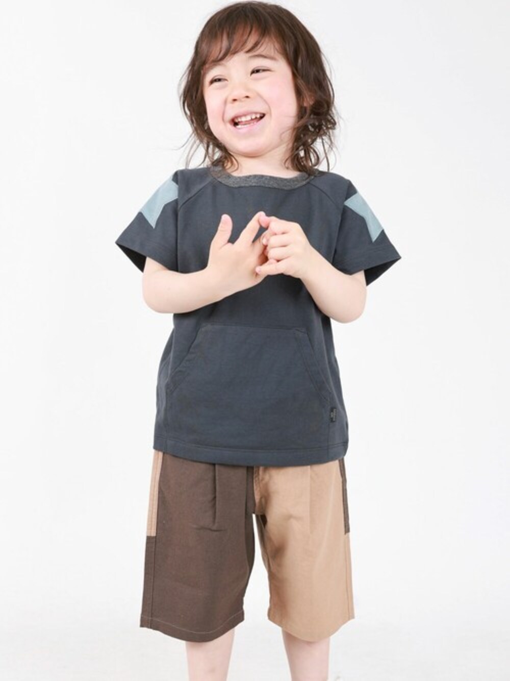 「Tシャツ、ハーフパンツ、男の子、プチプラコーデ、夏コーデ、SUNDAYSSUN」｜「SUNDAYS SUNのポケット付きショルダーパッチTシャツ（Tシャツ/カットソー、グレー系）」を使った、DIL baby&kids shopさん（キッズ・100cm）の夏コーディネートの1枚目の写真
